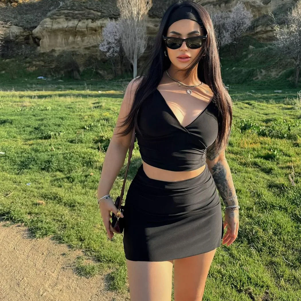 

Европейская и американская летняя мода, новое однотонное сексуальное короткое пальто с бретельками на бретельках, костюм с юбкой на бедрах, женская одежда