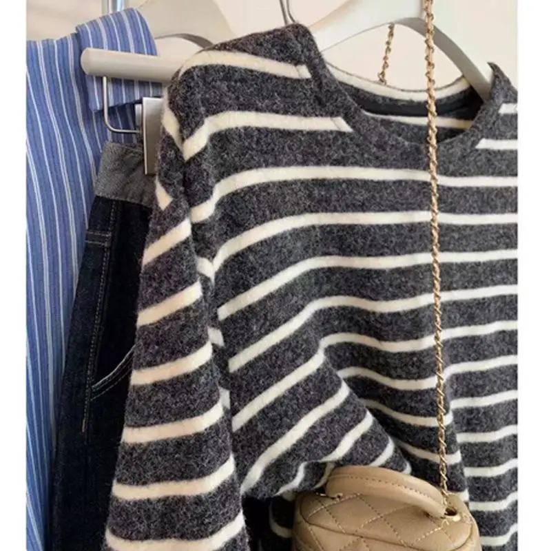 Luźna, długa koszulka T-shirt w stylu koreańskim, casualowa, w paski, męska i damska, na wiosnę i jesień, wygodna, wyszczuplająca, jako warstwa bazowa.