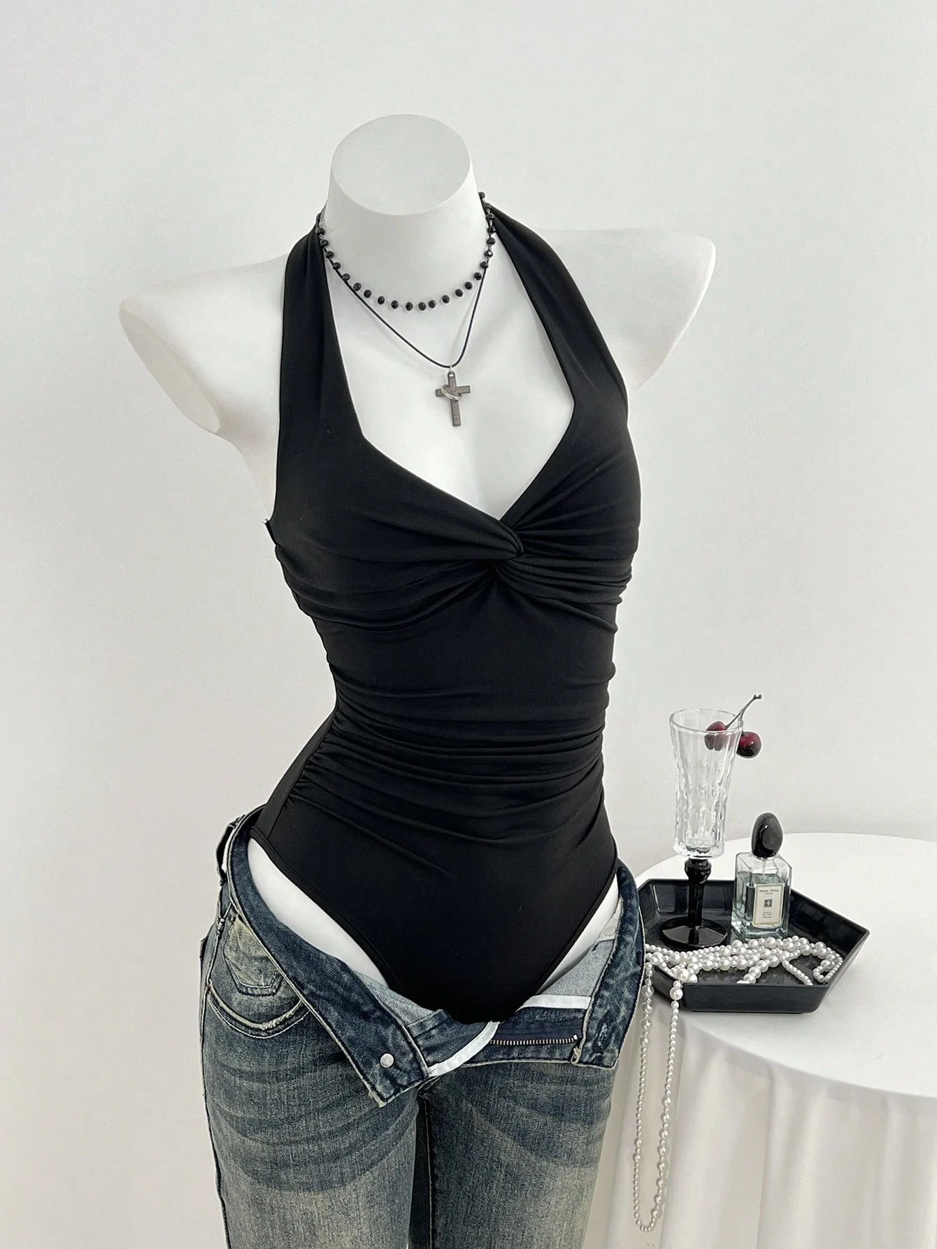 Damen Neckholder-Body mit tiefem V-Ausschnitt, Knotendetail vorne, geraffter Taille, einfarbig Schwarz, ärmellos, schmal geschnitten, Y2K Basic Jumpsuit-Oberteil – Detail 3