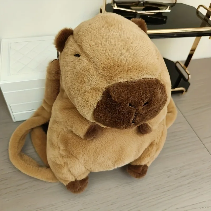 حقيبة ظهر كابيبارا القطيفة اللطيفة باللون البني الفاتح الناعم المملوءة مع مساحة تخزين متعددة الوظائف للعين، مثالية لديكور المنزل على وسادة الأريكة