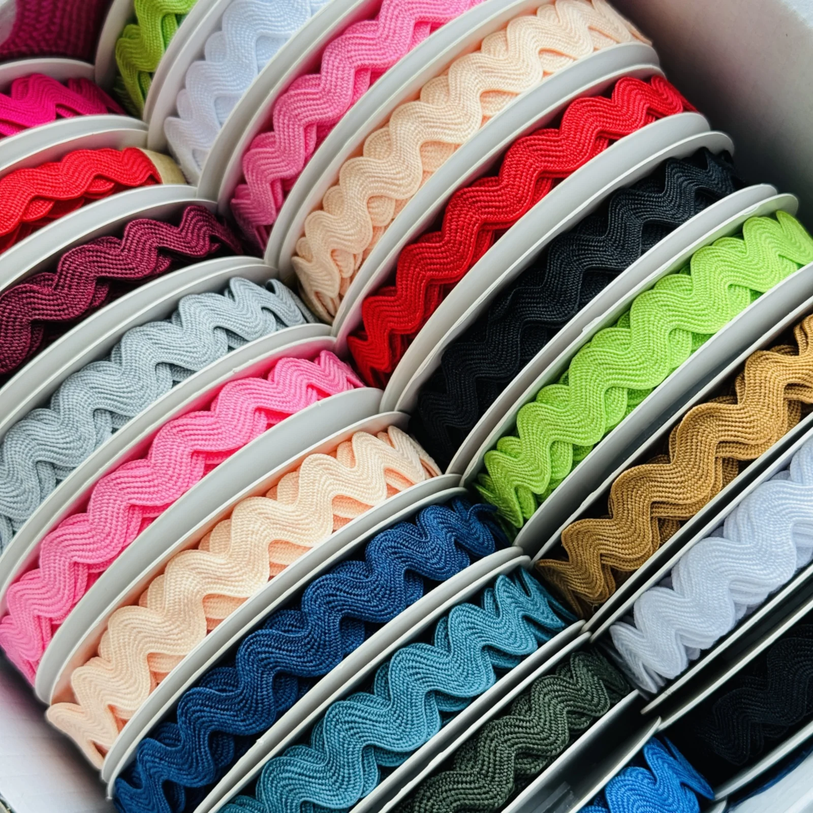 

Variety of Colors Rick Rack Trim 15mm Width Wave Bending Fringe Polyester Baby Lace Ribbon DIY 10Yards Per Cards