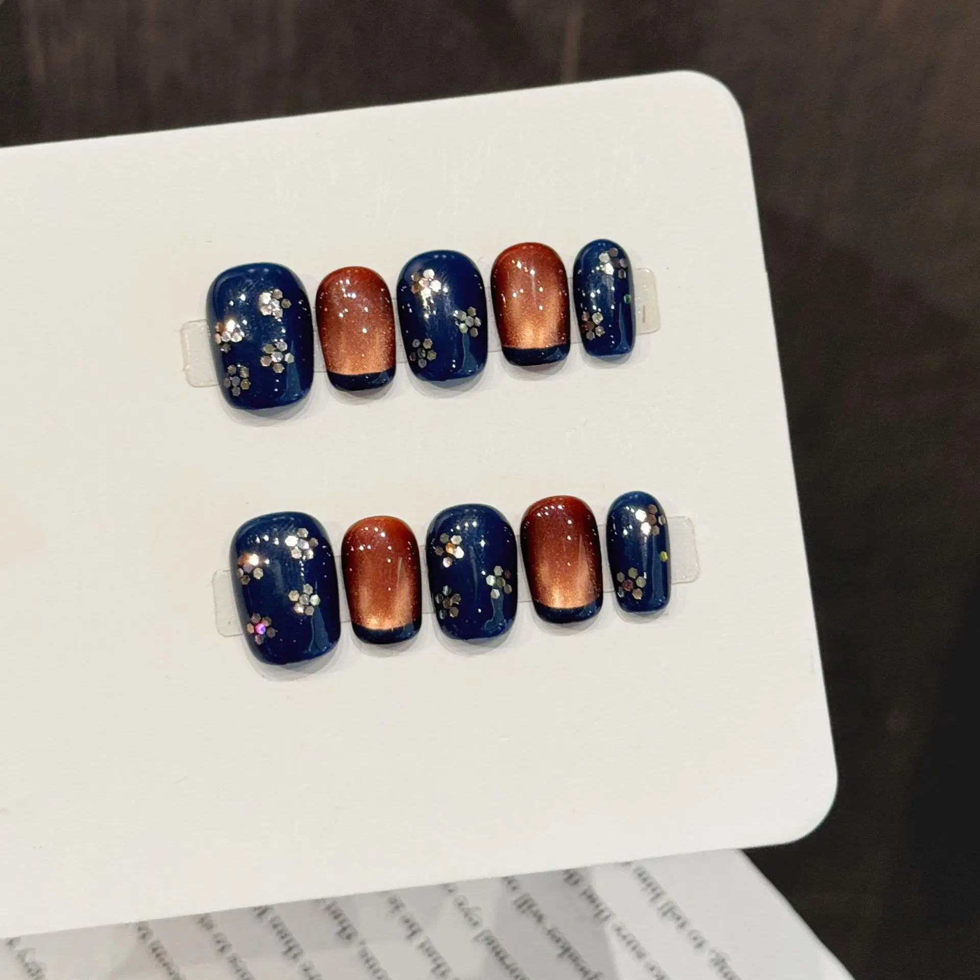 10 STUKS Handgemaakte pers op nagels Kort Vierkant Paarsachtig blauw koper contrast Ontwerp met 3-DELIG gereedschap Zelfklevende nagellijmlipjes