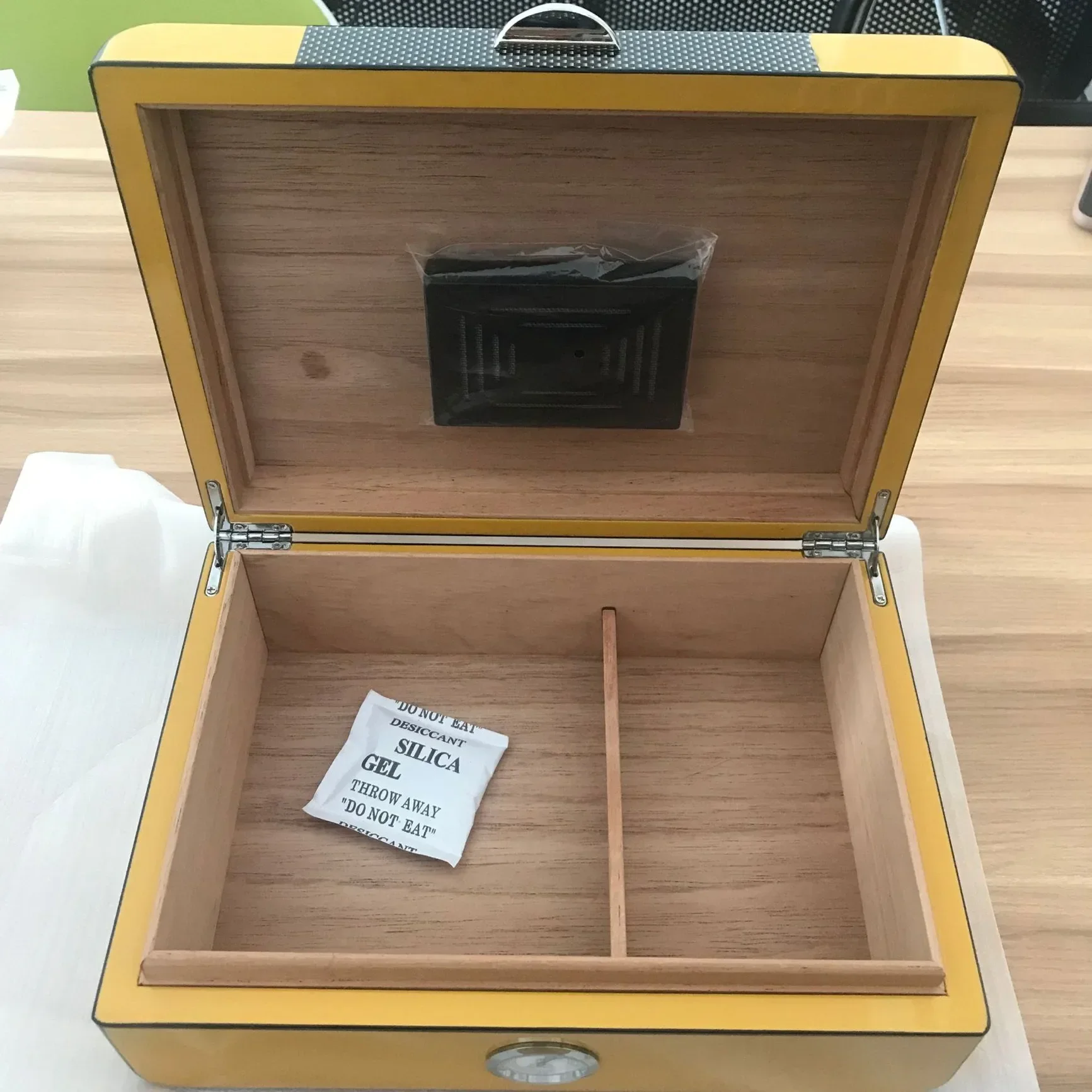 Handcrafted Yellow Carbon Fiber Cohiba Cedar Humidor with Front Hygrometer Cigar Box Fit for About 30 CTS Cigar Humidor