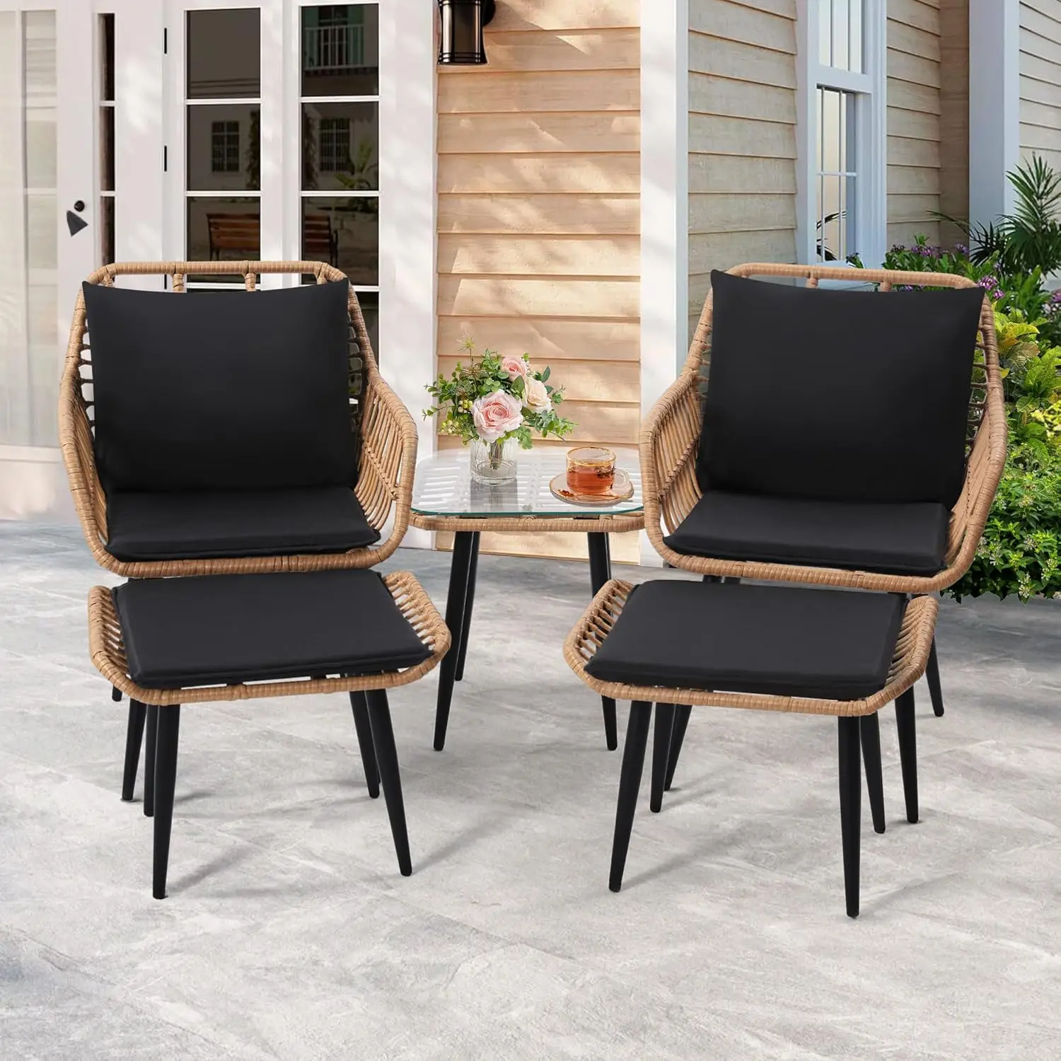 Set di sedie e tavoli da esterno in vimini per conversazione da bistrot, 5 pezzi con pouf per portico, balcone, terrazza, patio, schienale