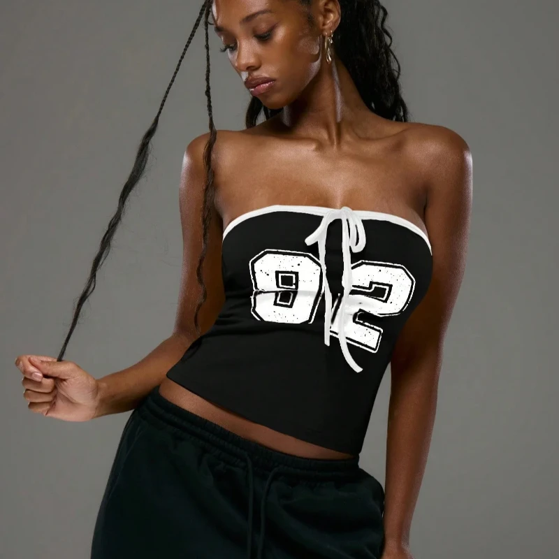 Ragazza calda europea americana con coulisse e lacci, bustier con ombelico esposto, top senza spalline, gilet casual dimagrante con stampa di numeri sexy