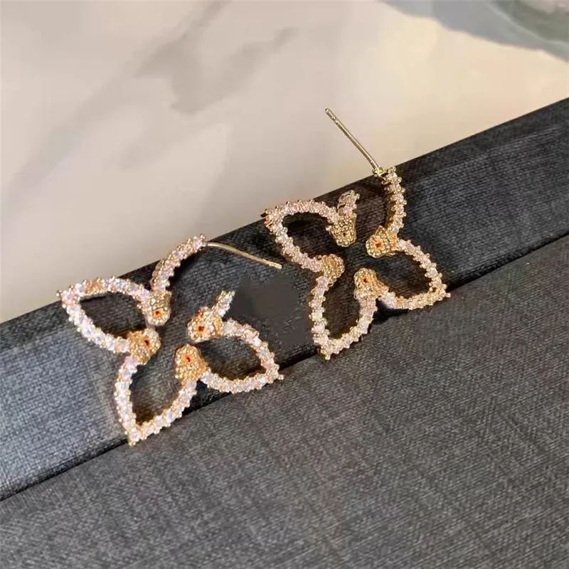 

Fashionable New Leaf Clover Diamond Embedded Metal Earrings Luxury Sensation Ladies Jewelry Daily Party Travel Accessories