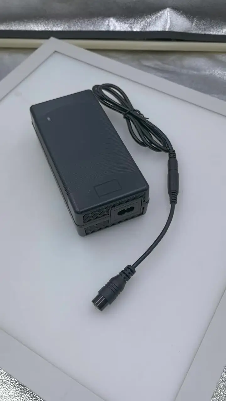 Caricabatterie al lio per bici elettrica 42V 4A per scooter elettrico 36V con connettore in linea a 3 poli 3P GX16 18 Caricabatterie al lio per bici elettrica 42V 4A per scooter elettrico 36V con connettore in linea a 3 poli 3P GX16 18