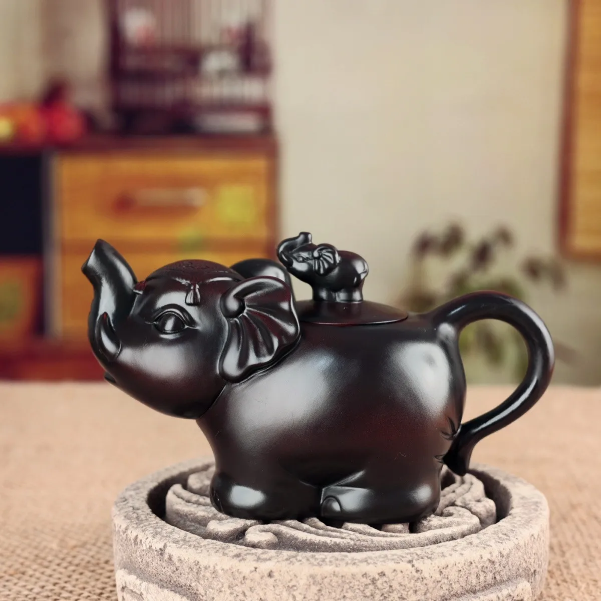 

Фиолетовый глиняный благоприятный рельефный чайник в античном стиле, китайский керамический чайный сервиз премиум-класса, бытовой чайный сервиз кунг-фу