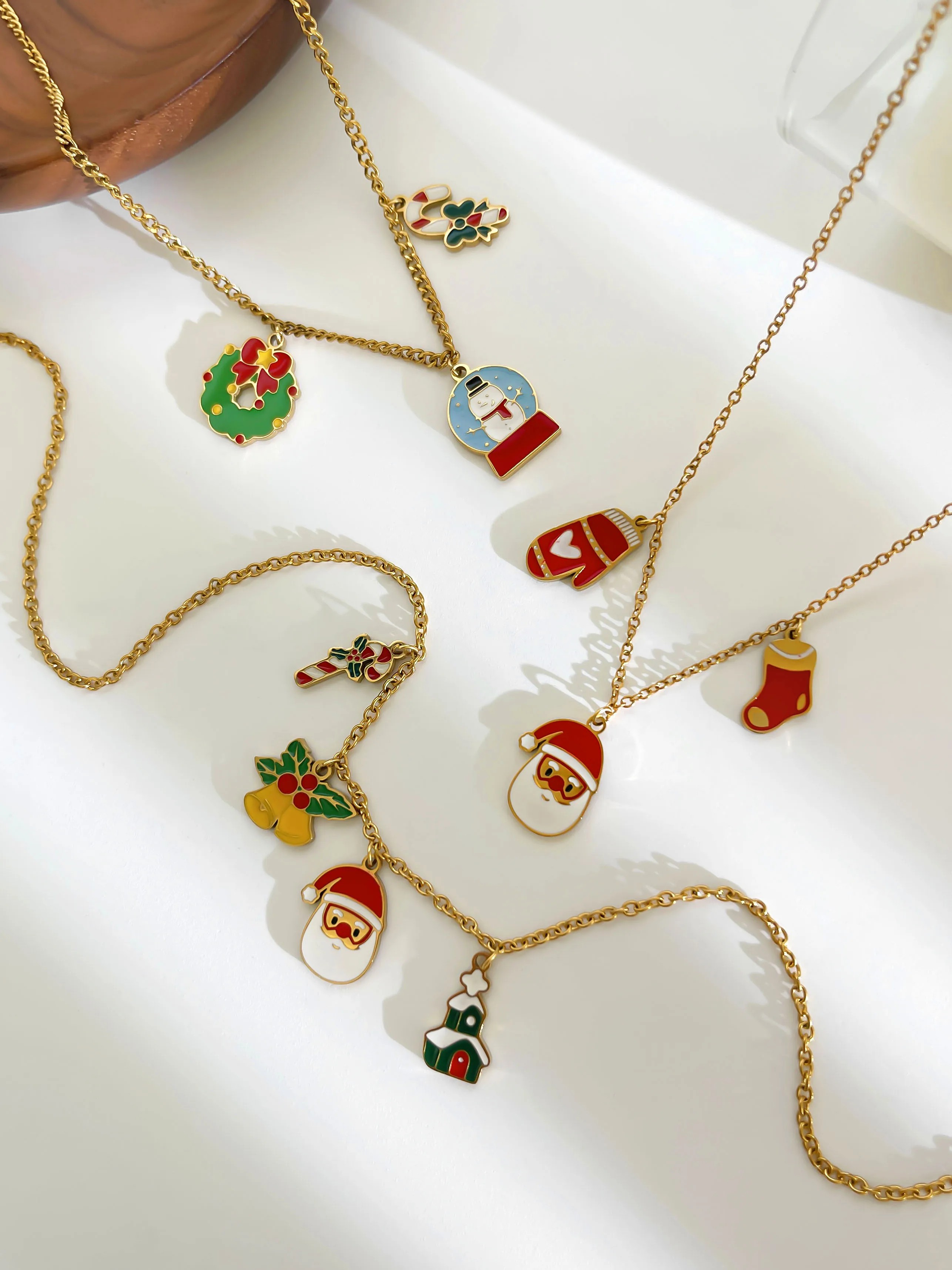 GHIDBK هدية الكريسماس مجوهرات من صلب لا يصدأ موضة ملونة المينا سانتا كلوز ثلج جورب دلايات قلادة القلائد للنساء