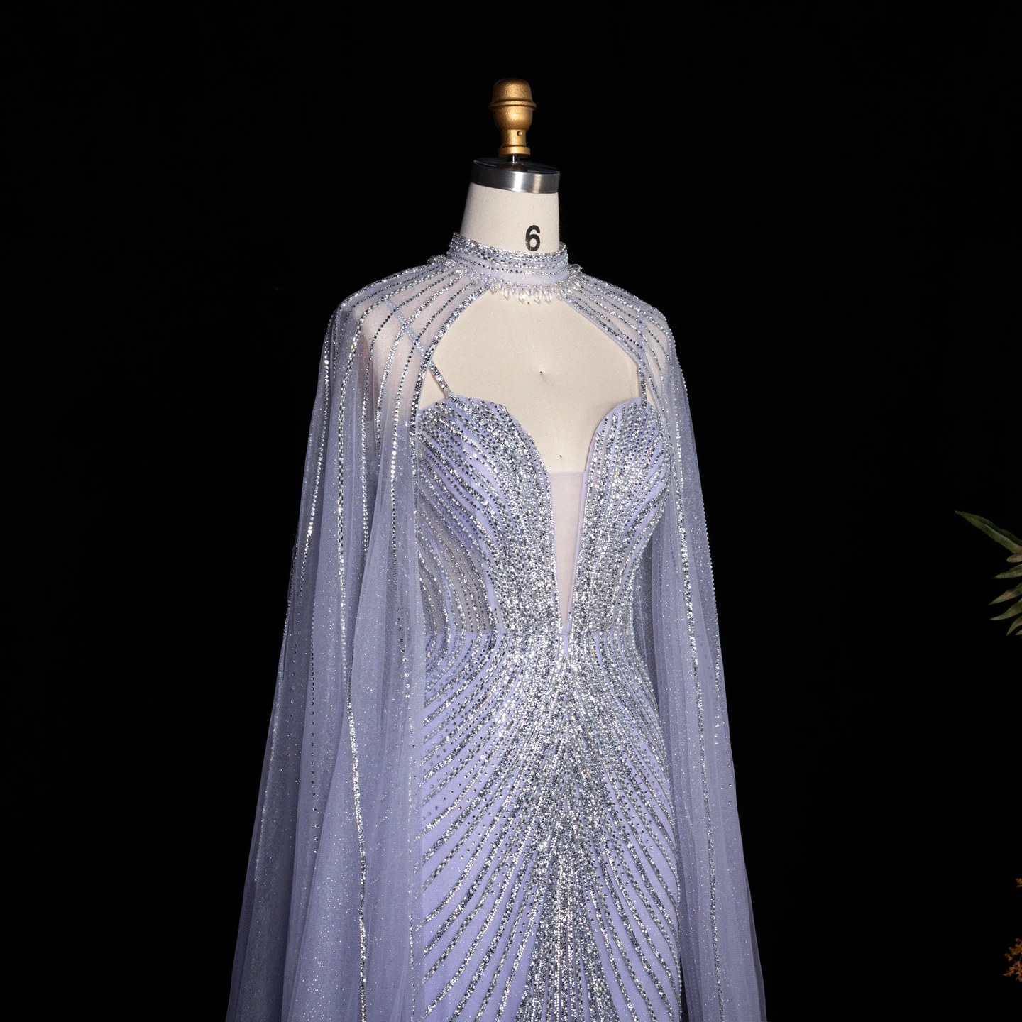 Sharon Said Luxuriöses lila Tüll-Abendkleid, stark perlenbestickt, hoher Kragen, Meerjungfrauen-Schnitt, langer fließender Umhang, formelle Partykleider SS114, maßgeschneidert – Detail 7