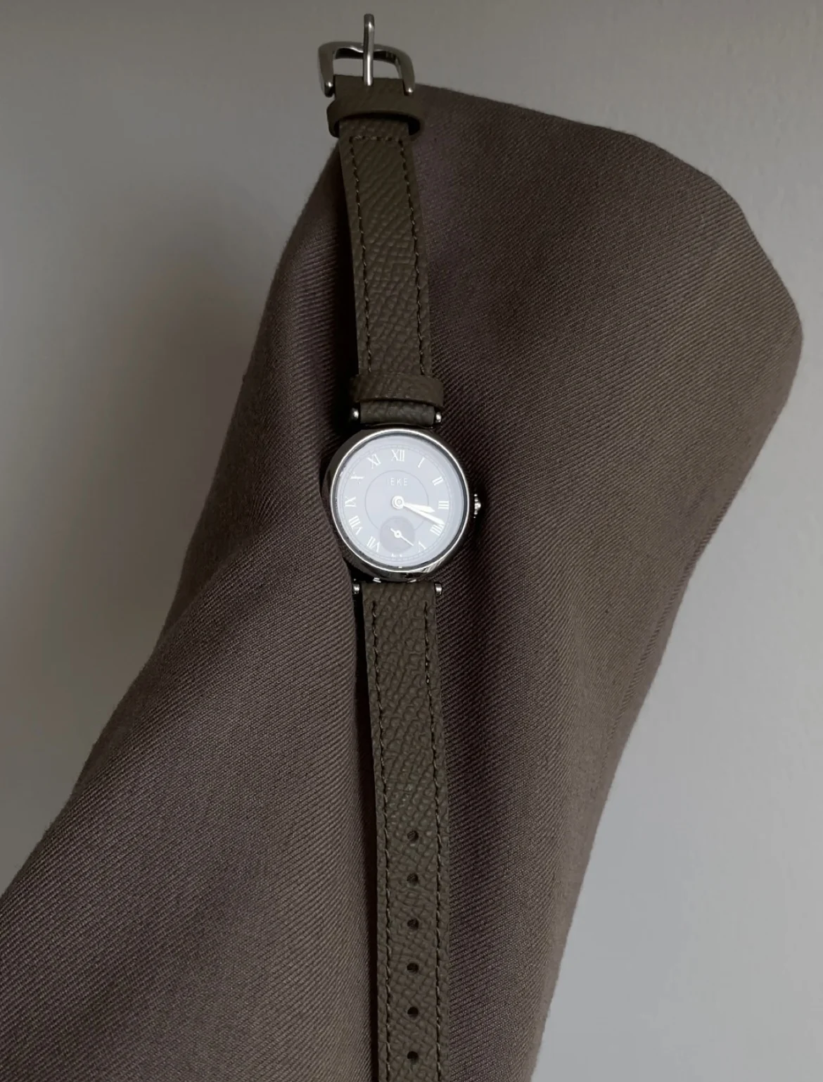 Original Luxury Women'S Watch Round Design Stylish And Sophisticated Grey Color Versatile And Elegant Perfect As A Women'S Gift.