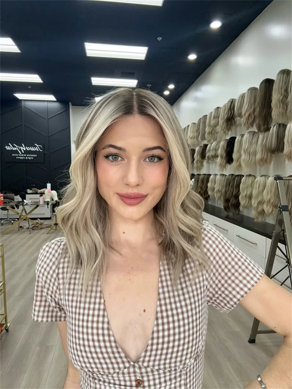 Glueless Ombre Blonde Synthetic Wig 13x4 Lace Front Wig Balayage Highlights Natural Wave Mixed Wig for Women Summer Daily Use