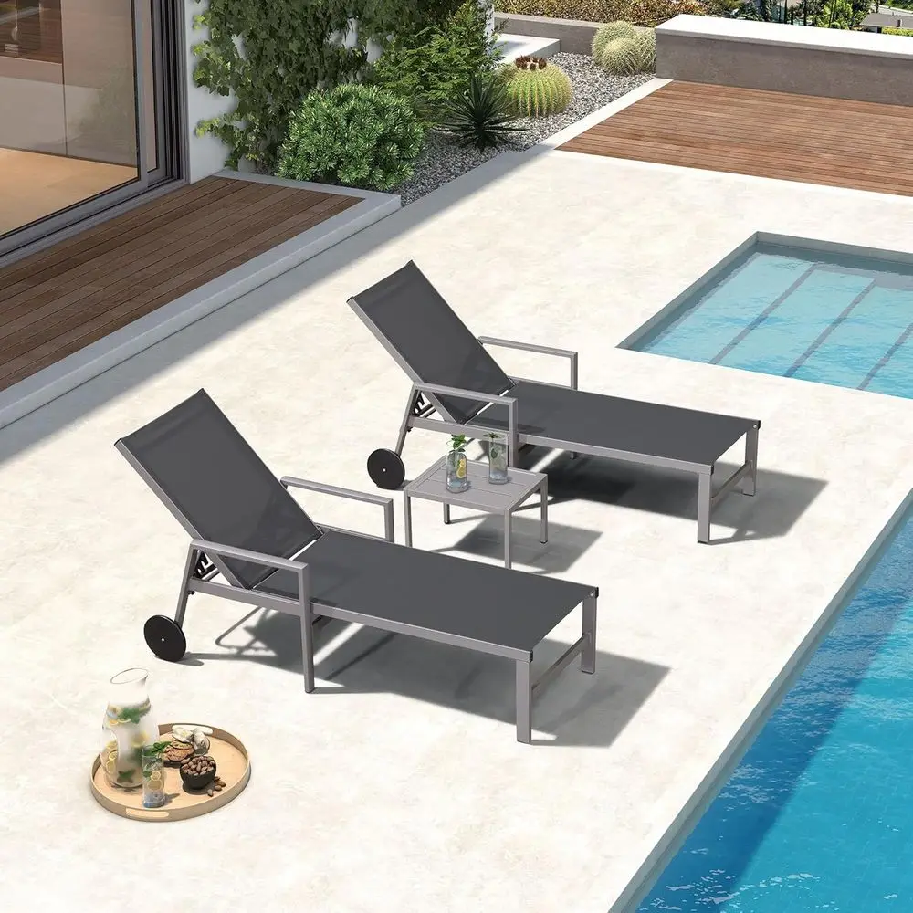 

Серые регулируемые шезлонги для патио с подлокотниками, колесами и приставным столиком для бассейна или пляжа