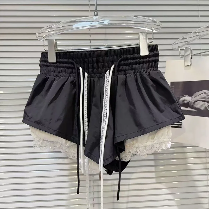 شورت نسائي صيفي 2025 موضة كورية بيضاء جديدة تنورة بالون هاراجوكو ملابس نسائية قصيرة Y2k شورت نسائي أسود