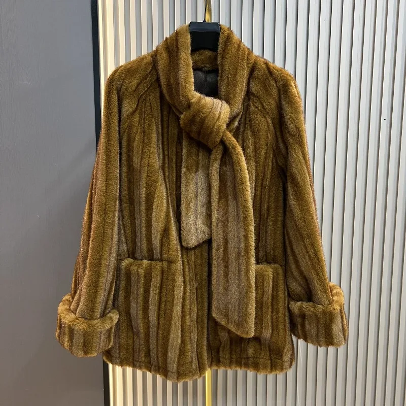 เสื้อโค้ทขนเฟอร์เทียมแบบมีผ้าพันคอในตัวสำหรับผู้หญิง สไตล์วินเทจ ขนฟูหนานุ่ม อุ่นสบาย ความยาวปานกลาง สำหรับฤดูใบไม้ร่วงและฤดูหนาว