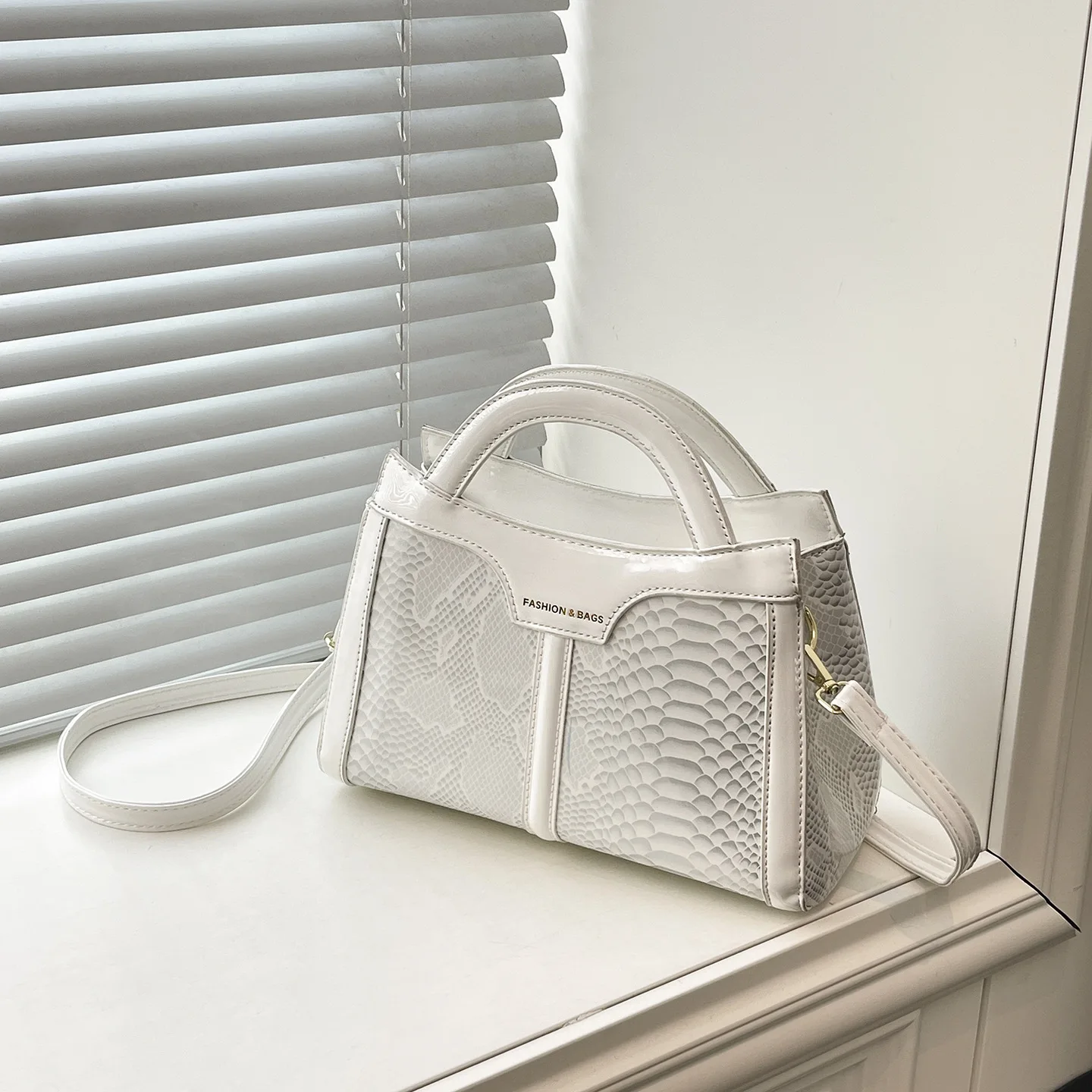 

Women’s Stylish Small Square Crossbody Bag, Top Handle Handbag, Winter New Commuter Purse with Unique Design