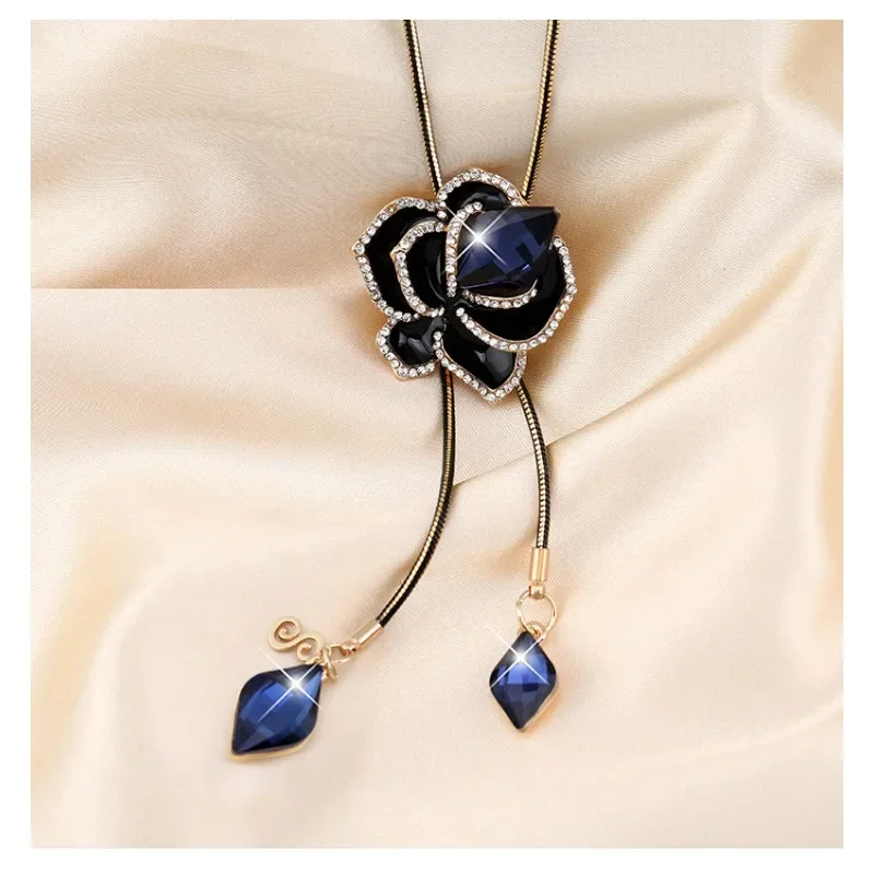 

Длинное и элегантное колье, элегантная цепочка для свитера с кисточками и кисточками синей розы.