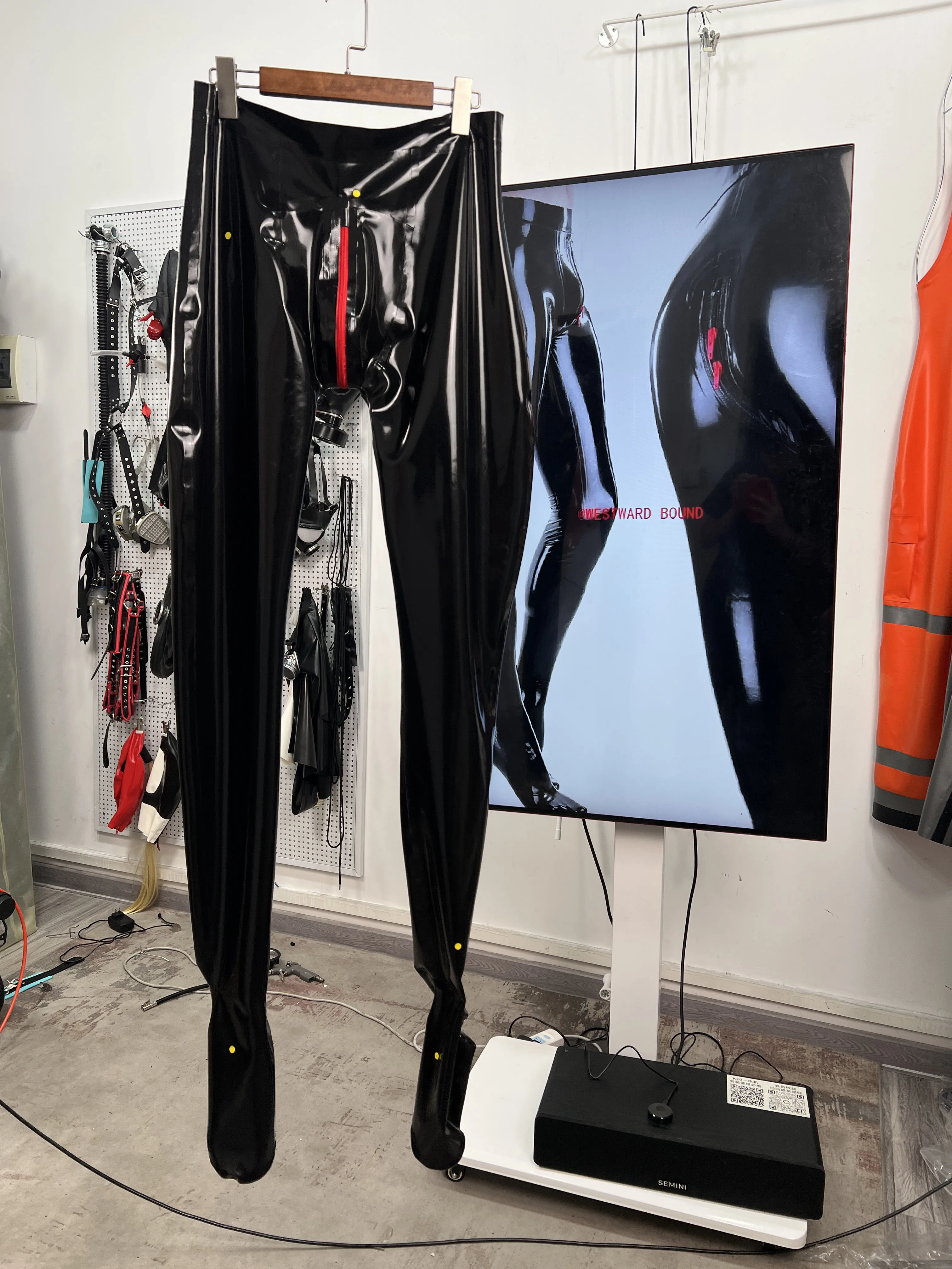 Image of Maßgefertigte Gummi-Unisex-Leggings in Schwarz, Glänzende Ganzkörper-Tights mit Hoher Taille, Perfekt für Mode und Leichte Übungen