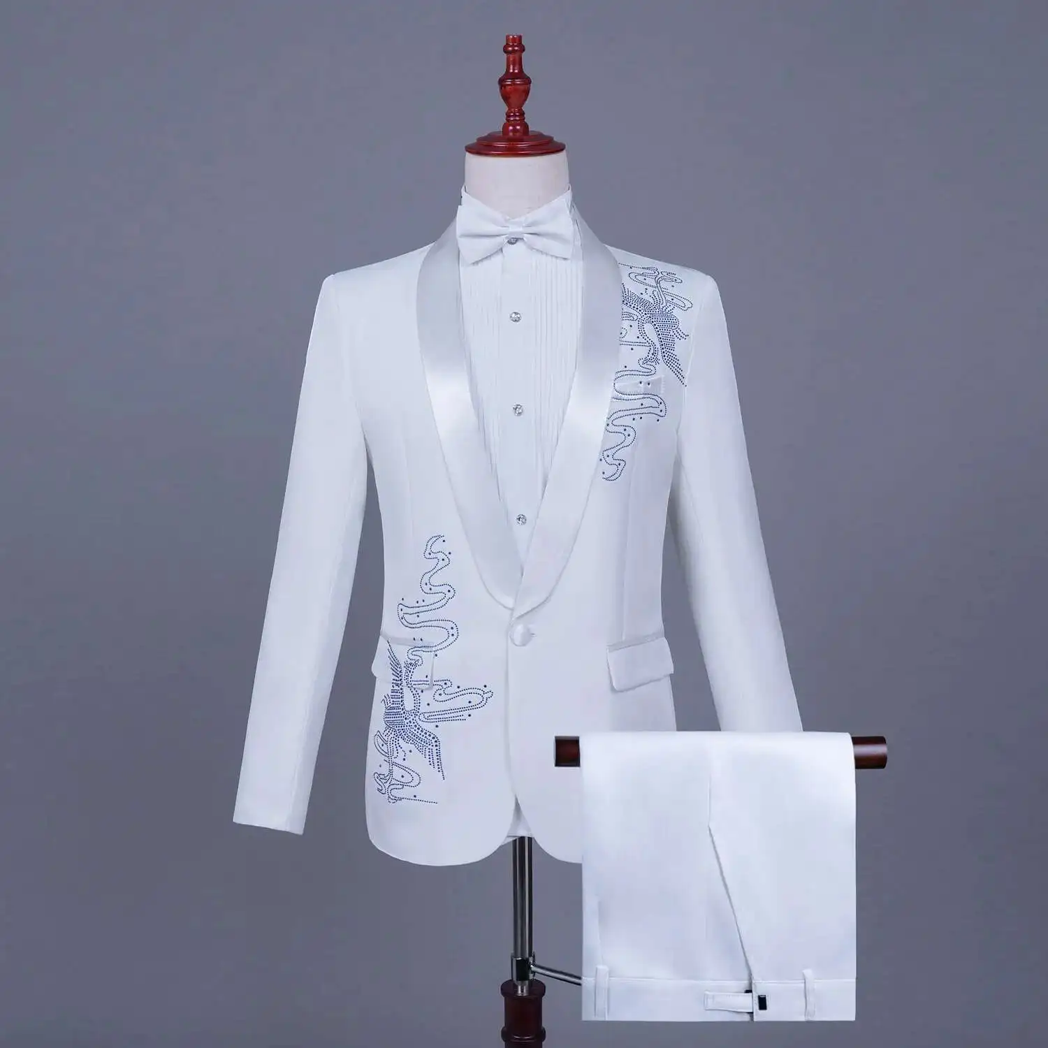 

Элегантный мужской костюм из двух предметов в классическом британском стиле со сверкающей курткой и официальными брюками, идеально подходит для выбора/сценических выступлений