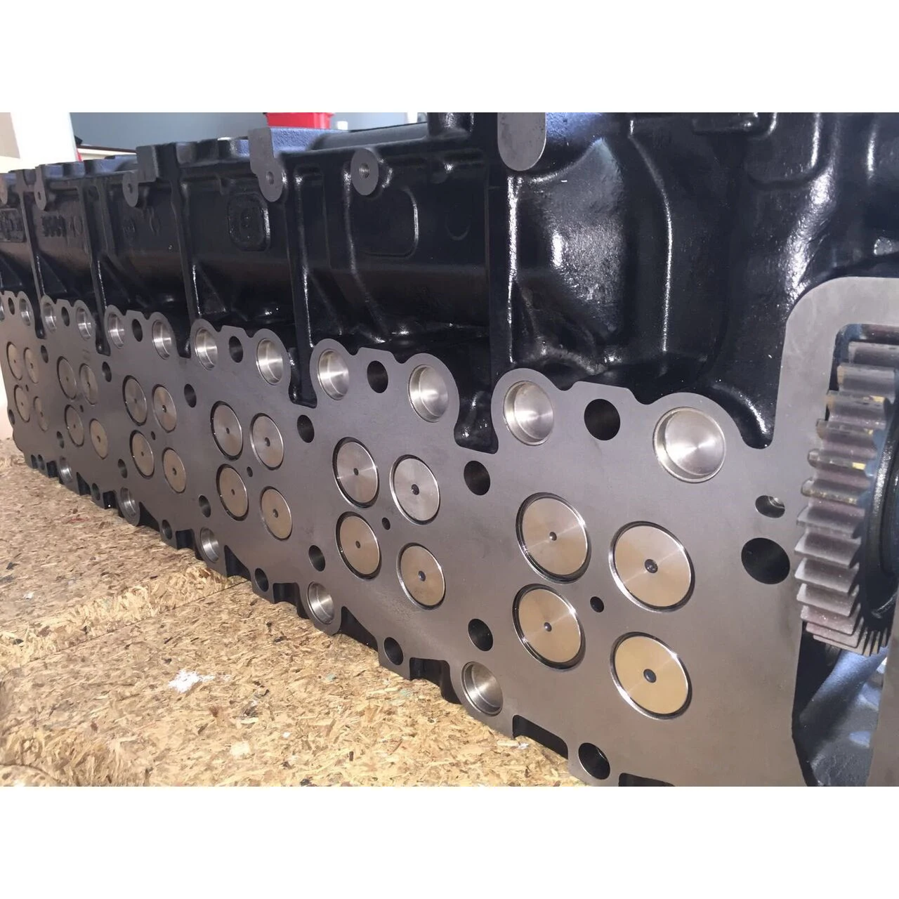 

Cylinder Heads For SINOTRUK SITRAK C7H C9H T5G MC11 MC13 MAN D2676 D2066 TGA Engine Spare Parts