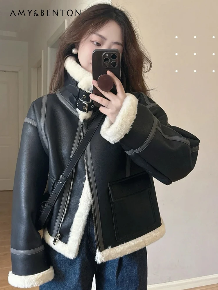 2025 الخريف الشتاء ركاب نمط المرأة السوداء بدوره إلى أسفل طوق سليم صالح صوف الضأن قصيرة تنوعا سترة جلدية عادية