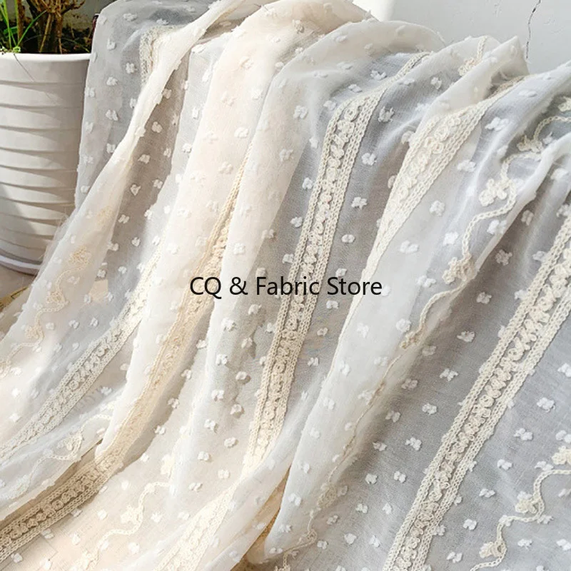 

Белый бежевый полосатый жаккардовый шифоновый тюль в швейцарский горошек для классической рубашки по метрам