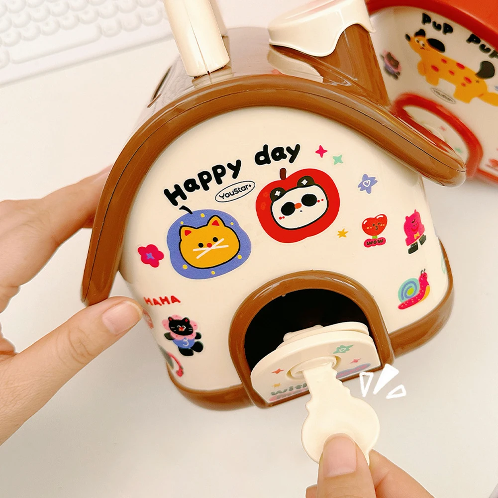 Leuke spaarpot, munt, papiergeld, geldkist, bewaarpot voor de ontwikkeling van financiële vaardigheden en vooruitzichten op welvaart bij kinderen.