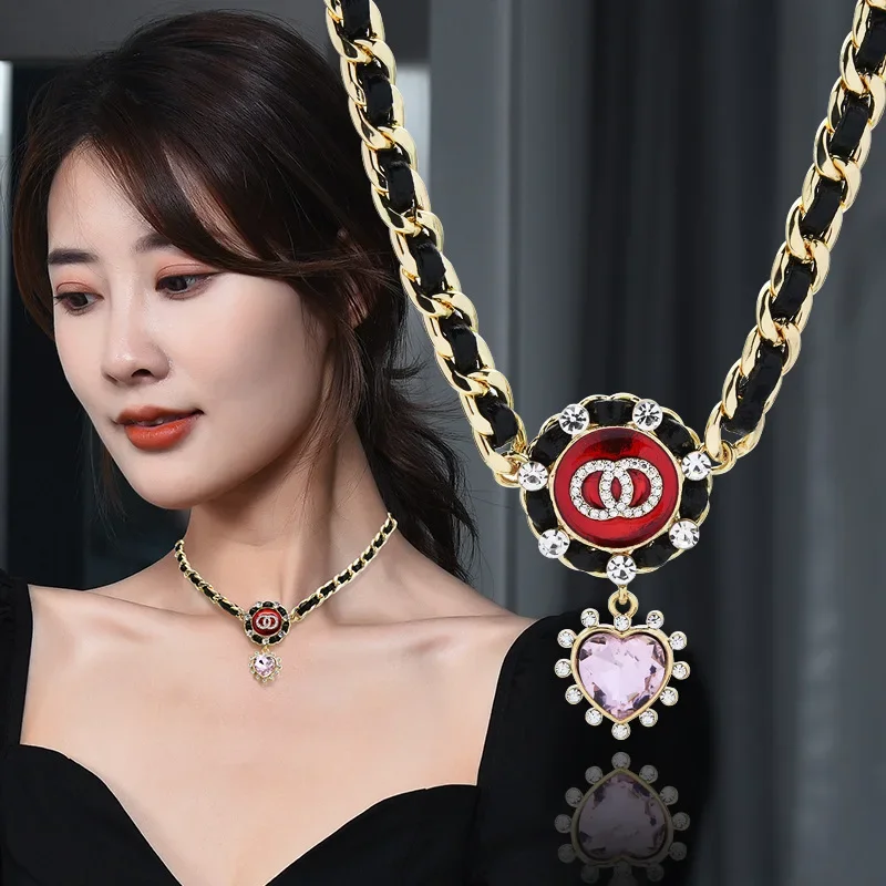 Collane a forma di cuore, adatte per l'autunno e l'inverno. Catena nera sexy per clavicola, corda in pelle, catena per il collo