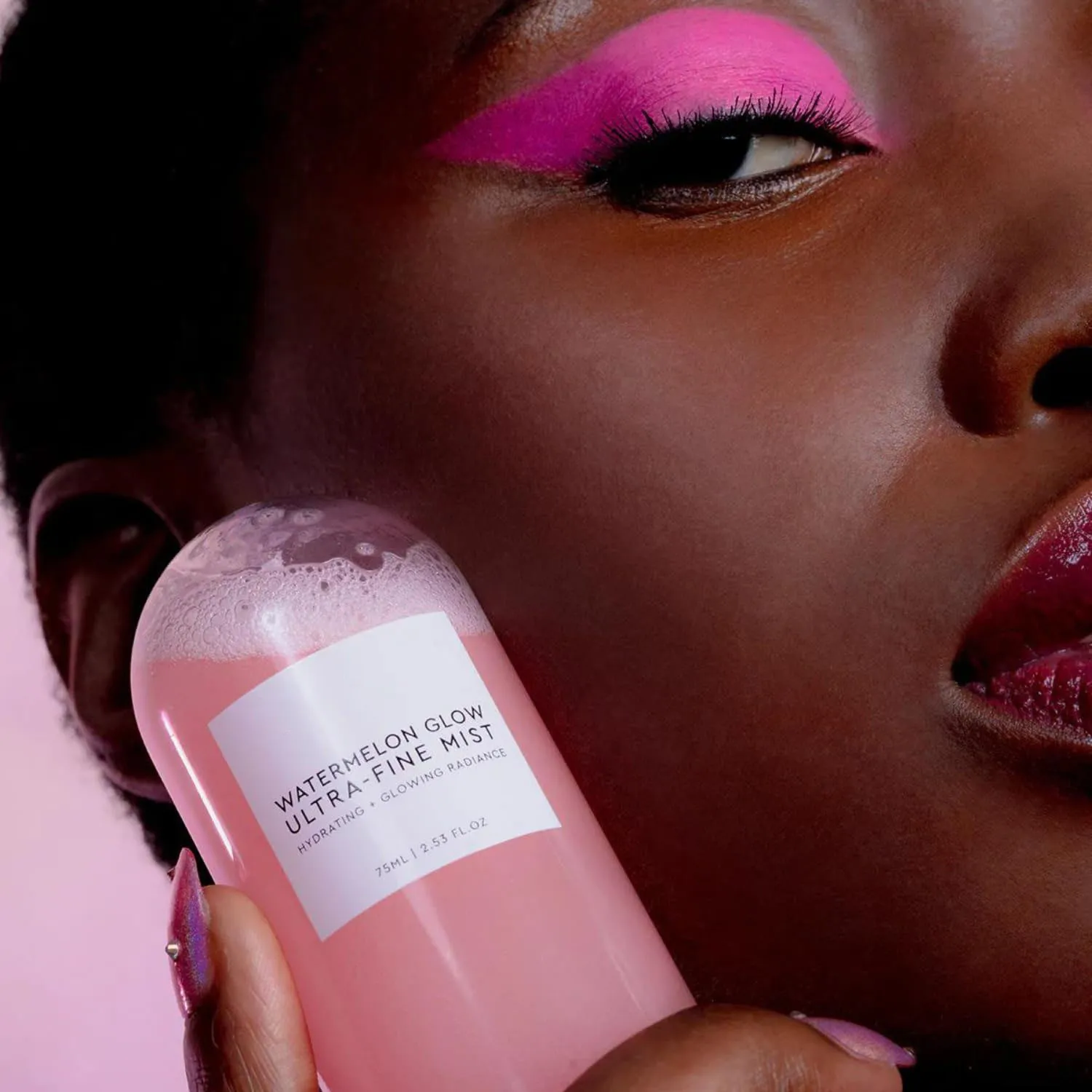 Spray facial à lueur pastèque Hibiscus AHA pour rafraîchir la peau sèche et améliorer le maquillage rosé adapté à tous les types de peau