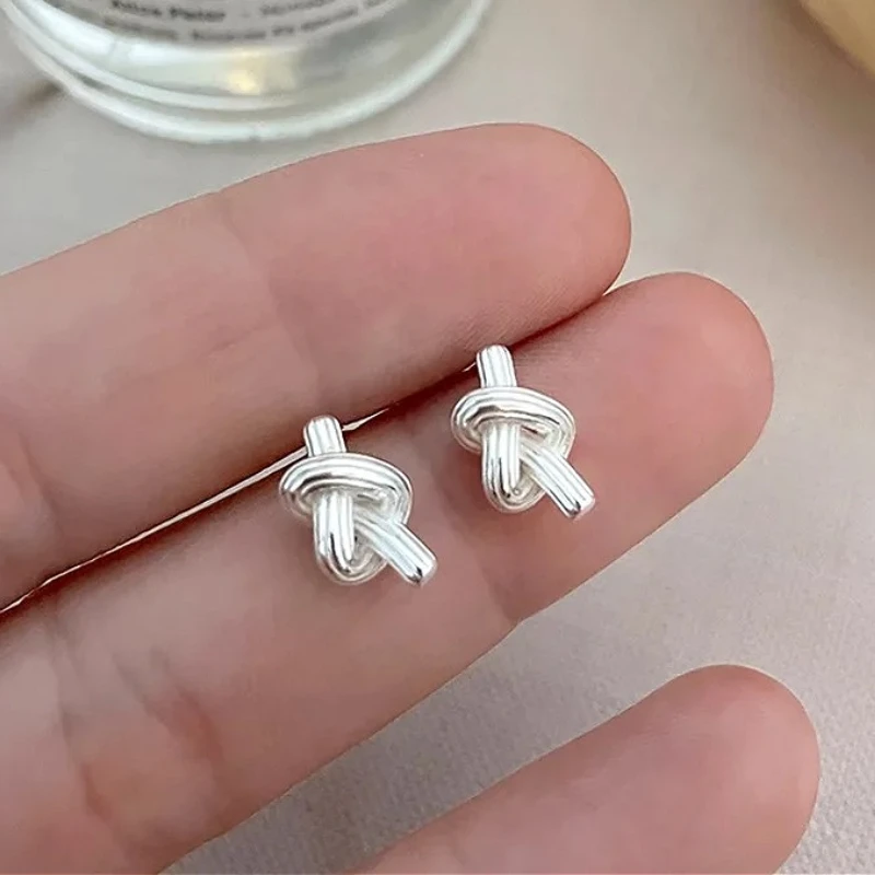 

Корейская версия из стерлингового серебра 925 пробы, шикарные серьги-гвоздики с узлом и волнистой линией для женщин, ювелирные изделия, роскошные винтажные аксессуары