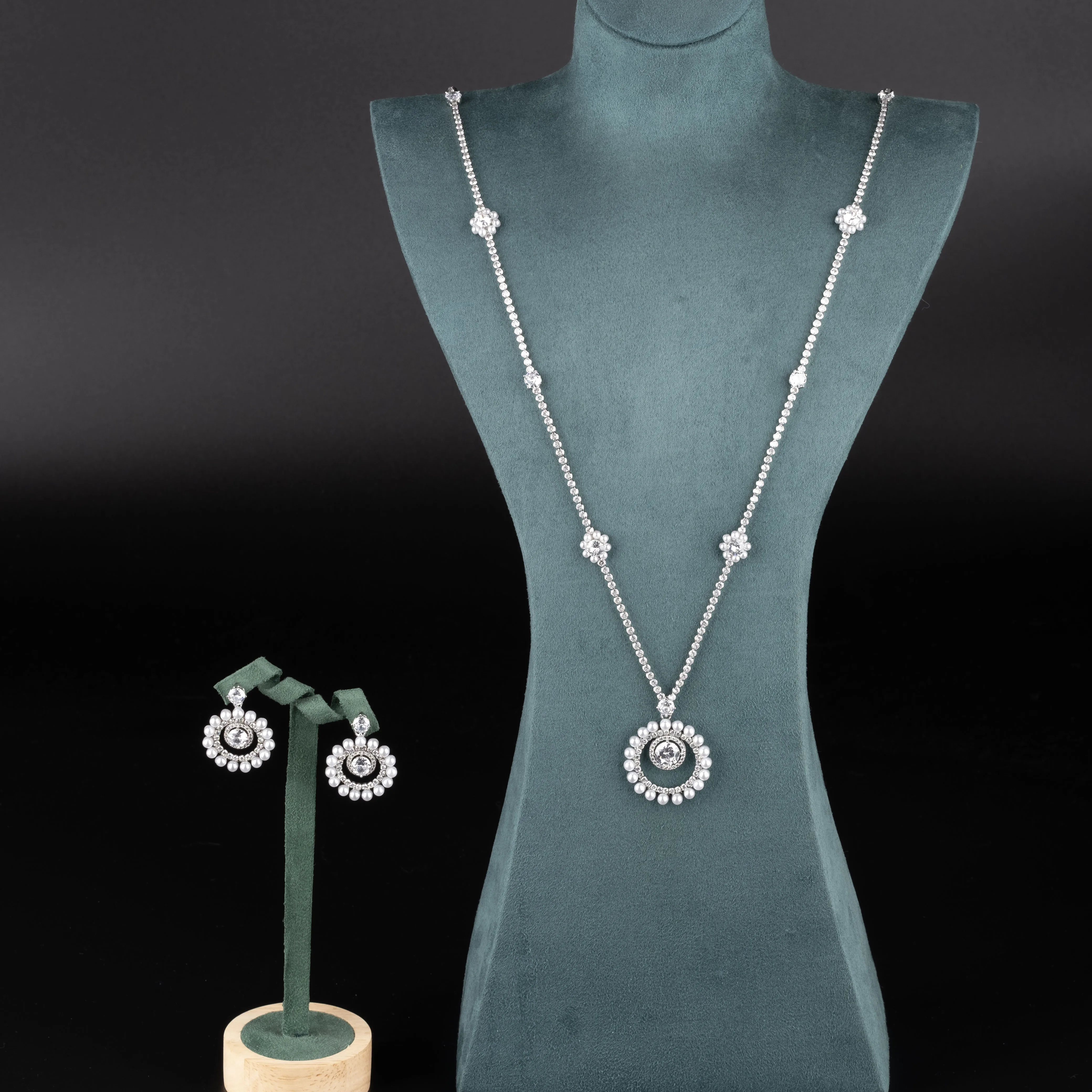 

1 Set of Luxurious and Elegant Jewelry Set with Sparkling Cubic Zirconia and Round Imitation Pearl Design, Suitable for Women to Wear at Weddings and Banquets. Gift Box Not Included