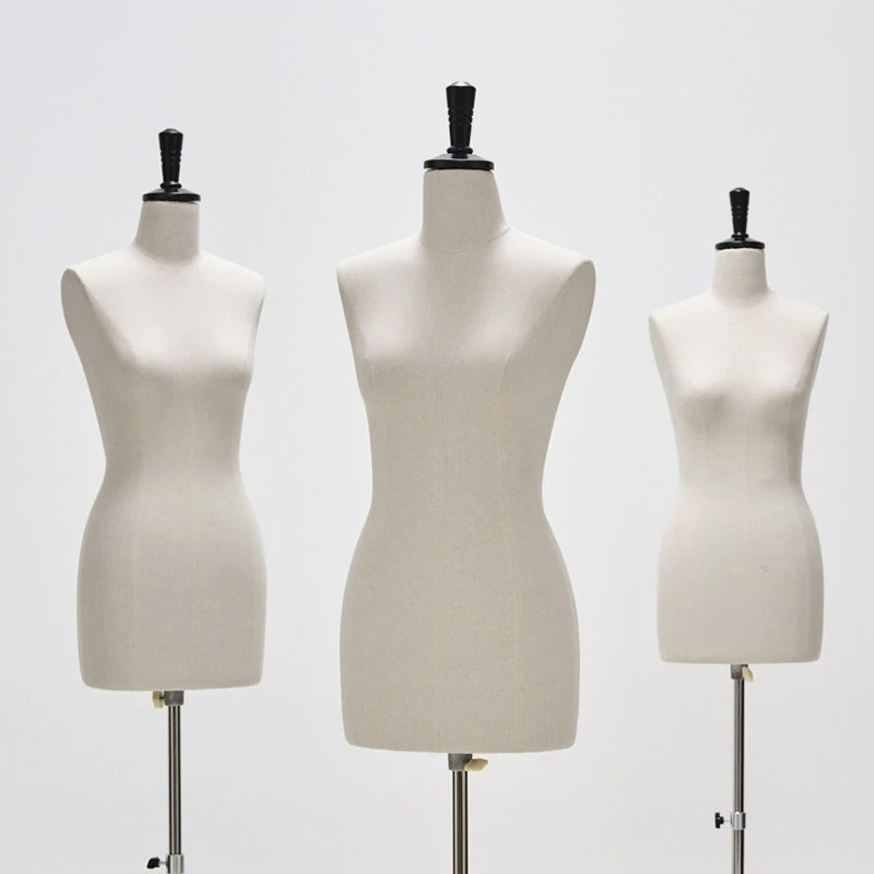 

Женская модель верхней части тела, соответствующая национальному стандарту, профессиональная, с диагональным и вертикальным кроем, на платформе.