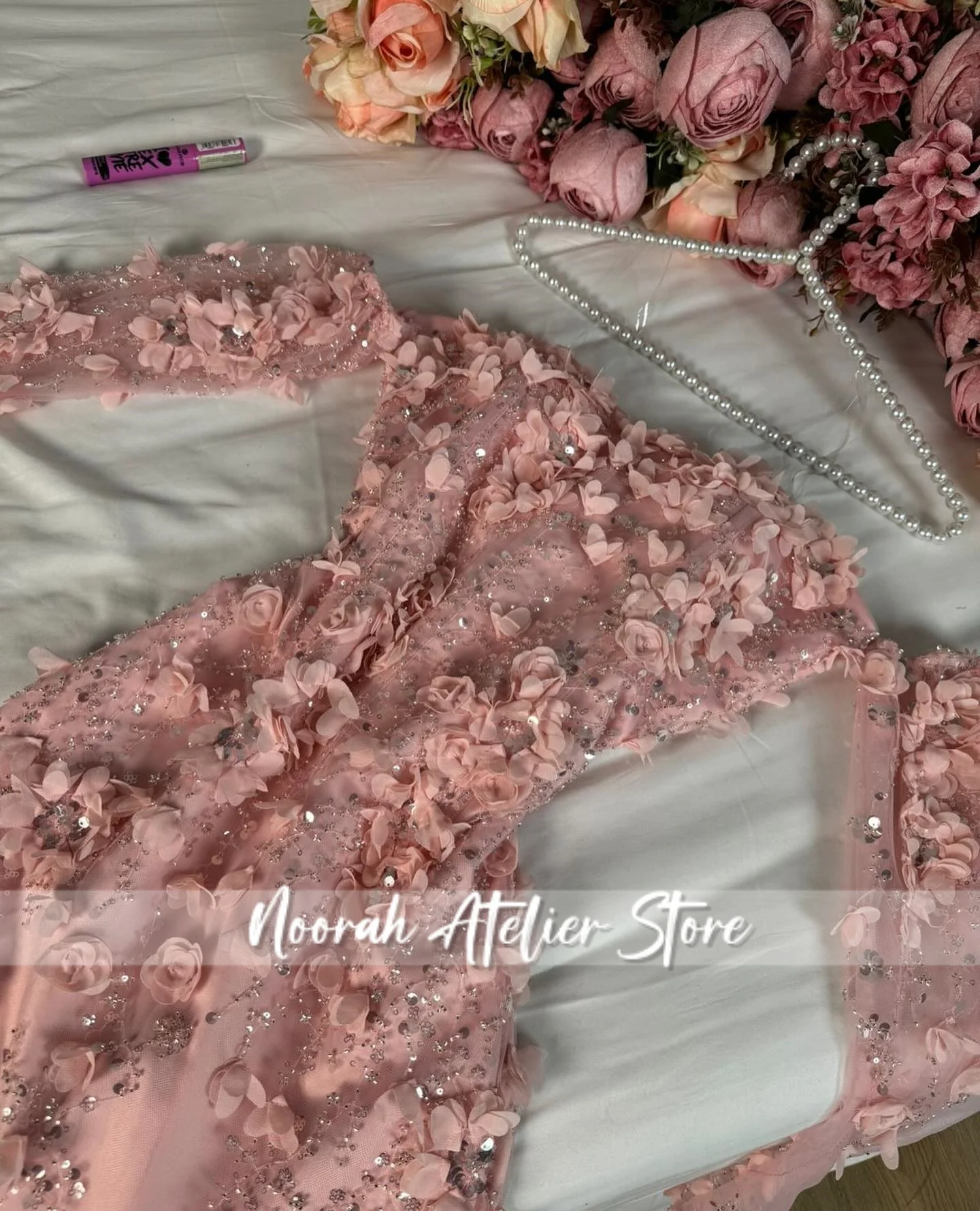 핑크 세련된 럭셔리 스팽글 3D 꽃 비즈 이브닝 드레스 슬릿 Tulle 잡초 드레스 사우디 아라비아 فساتين سهرة 2025 맞춤형