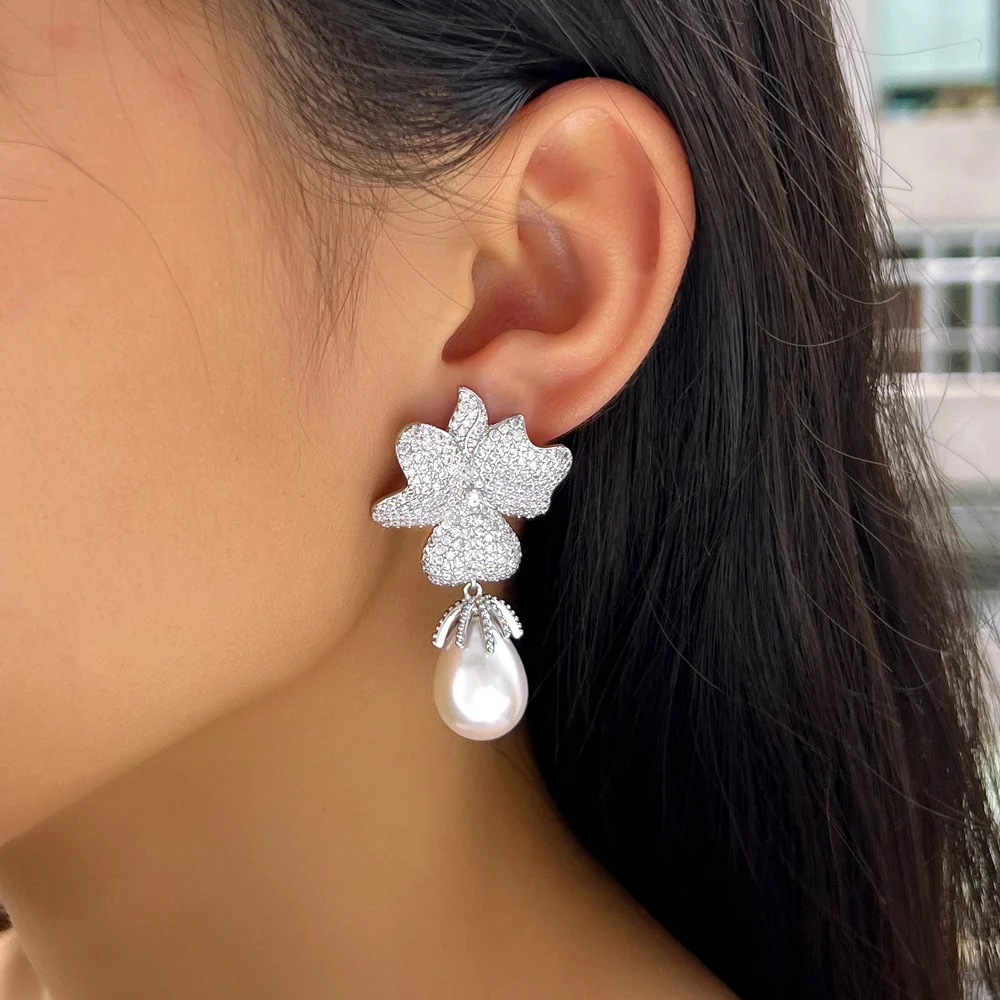 CWWZircons Fancy Zirkon Weißgoldfarbene Große Blatt- und Blütenform Hängende Lange Perlenohrringe für Damen Party Großhandel E0942 – Detail 8