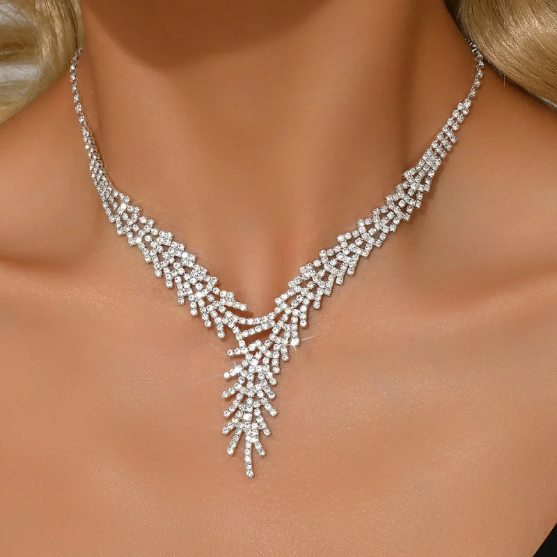 

European and American Luxury Wedding Evening Dress Party Women's Ice Flower Rhinestone Hollow Necklace Cross-Border In-Stock Man