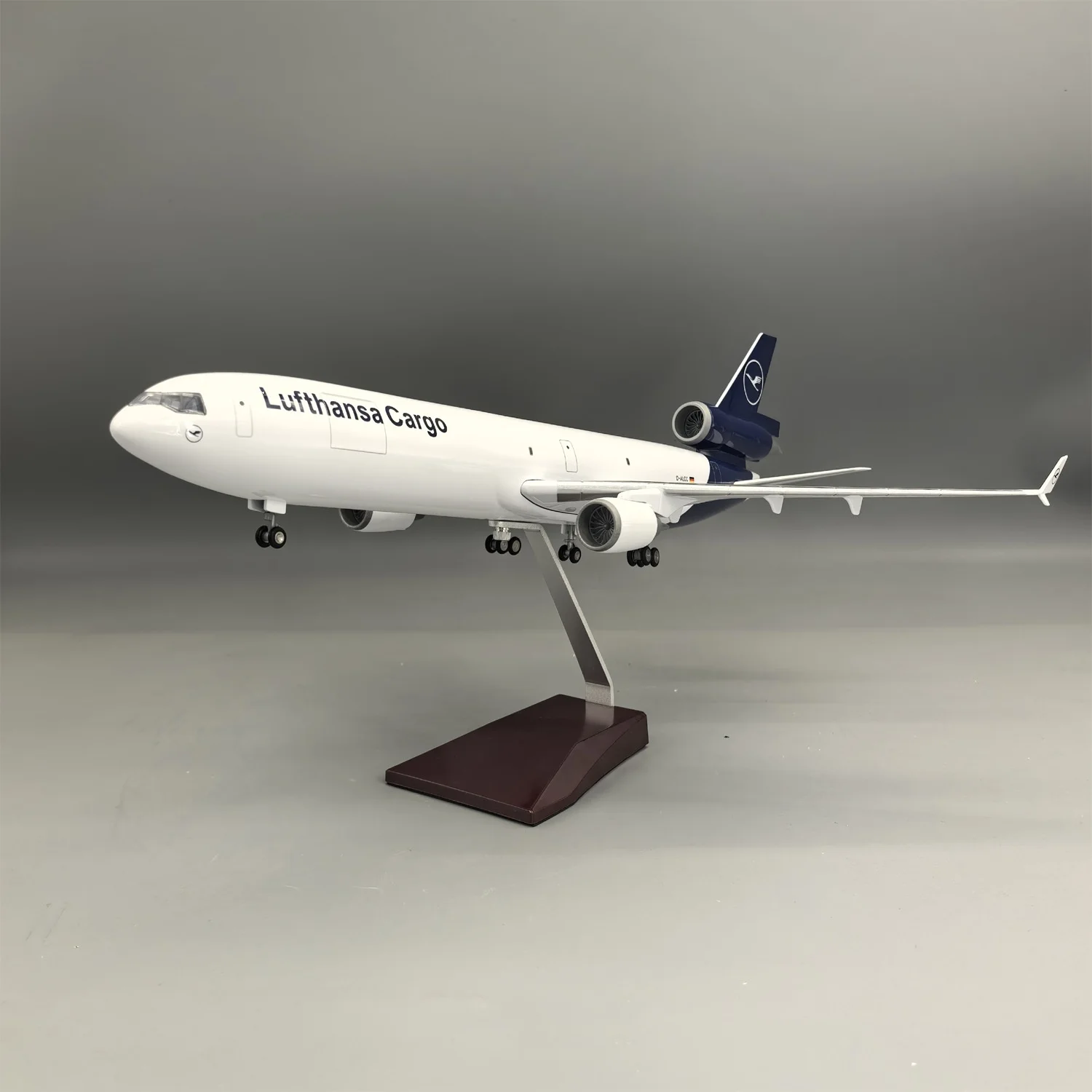 1/130 Scale Aircraft 47cm Lufthansa Cargo MD-11 Resin Diecast Airplanes Model With Wooden Base Static Collection Business Gifts