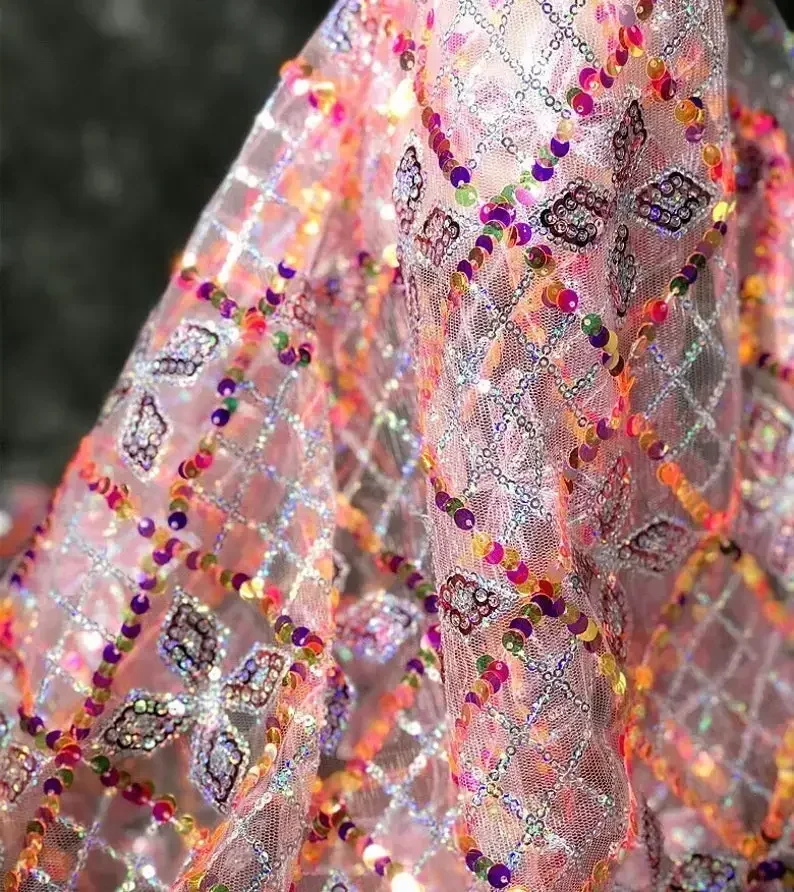 Tessuto di pizzo ricamato con reticolo di cristallo multicolore Tessuto di tulle con paillettes colorate per costume da sposa abito da festa