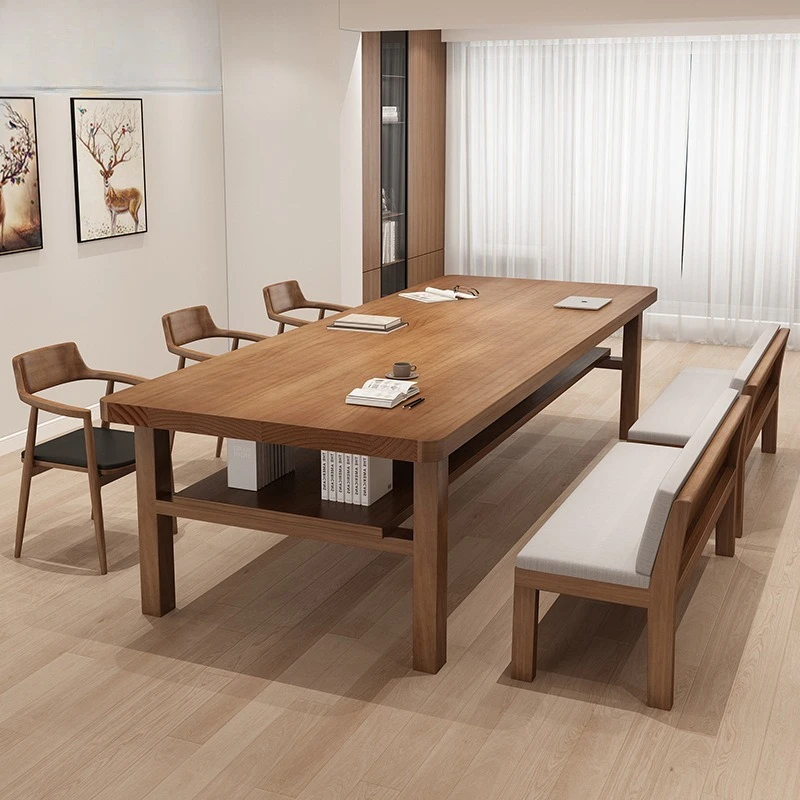 Moderner, einfacher Schreibtisch aus massivem Holz