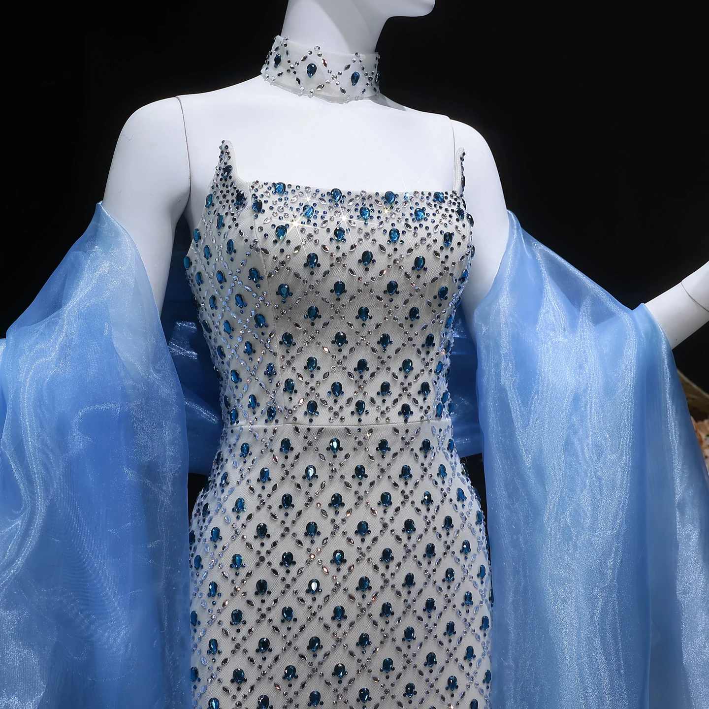 Sharon Said Dubai Elegantes Blaues Trägerloses Kristall-Meerjungfrauenkleid mit Cape Arabisches Damen-Abendkleid SS506 Maßanfertigung – Detail 5