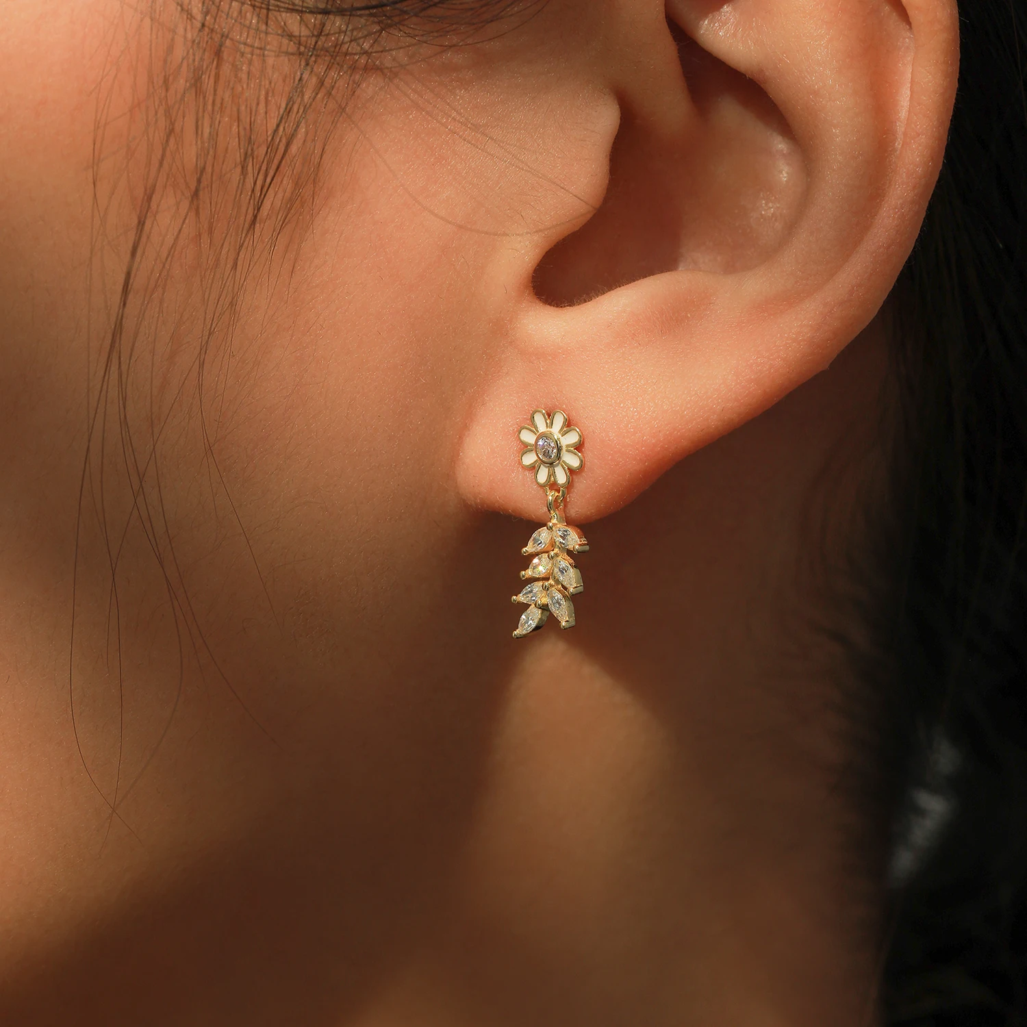 Ailmay 925 Sterling Silver Elegant Daisy Flower Enamel Stud Earrings Shiny CZ Stud Earrings For Women Wedding Engagement Jewelry