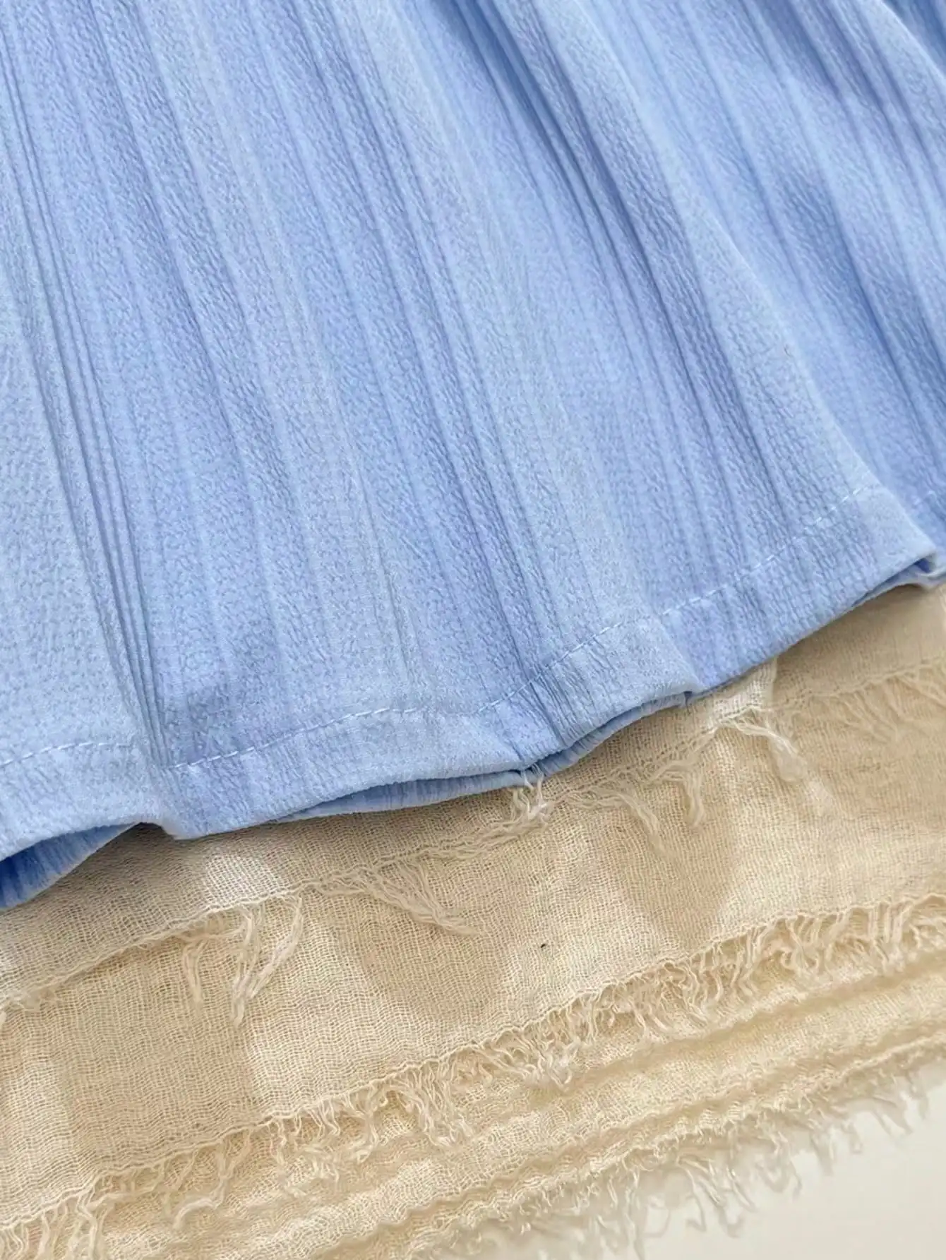 Kinderkleid mit Rüschen, Rundhalsausschnitt, kurzen Ärmeln, tailliertem Schnitt und mittellangem Rock für Babys und Kleinkinder. – Detail 9
