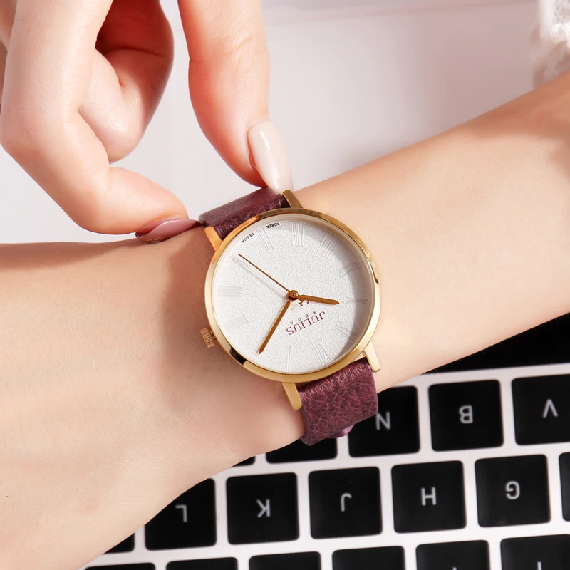 ساعة نسائية جديدة بسيطة على الطراز الكوري، طراز الطالب المألوف، حزام من الجلد، ساعة كوارتز، ساعة يد كوارتز أنيقة.