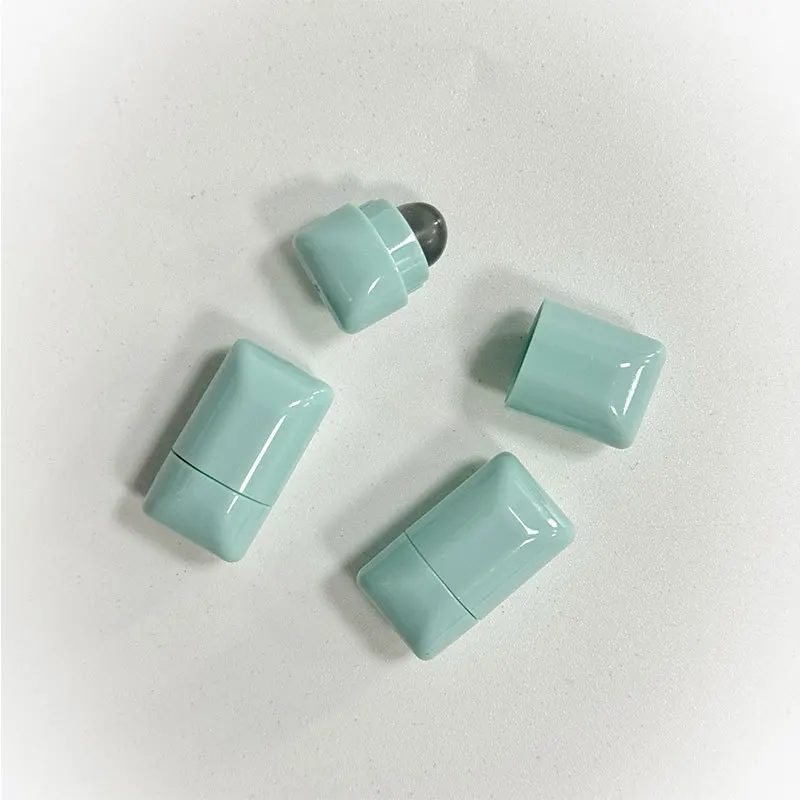 Cute Mini Silicone Lip Brush with Lid - Portable Lipstick Blending Brush for Lipstick/Lip Gloss | Travel-Friendly Makeup Tool