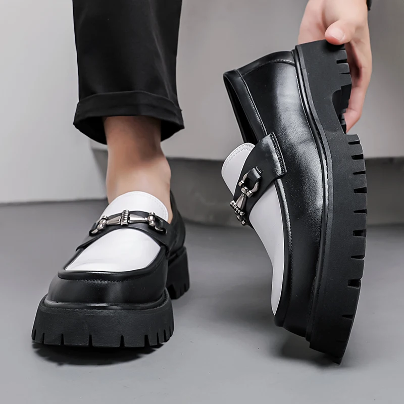 حذاء رجالي كلاسيكي مزين بإبزيم على شكل حصان على الطراز البريطاني بألوان متباينة ونعل سميك ورأس كبير حذاء رسمي غير رسمي