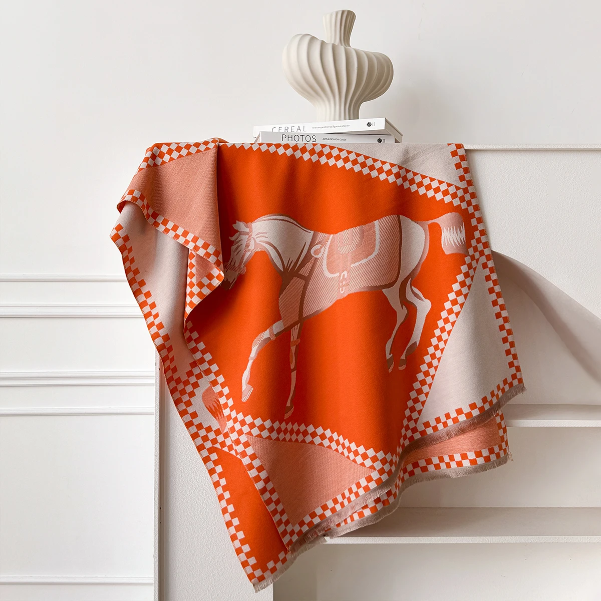 Luxuriöser dicker Kunstkaschmir-Schal für Damen – warmer Winter-Schal mit Vintage-Karomuster und Warhorse-Aufdruck, weicher Schal für Reisen und Alltag – Detail 7