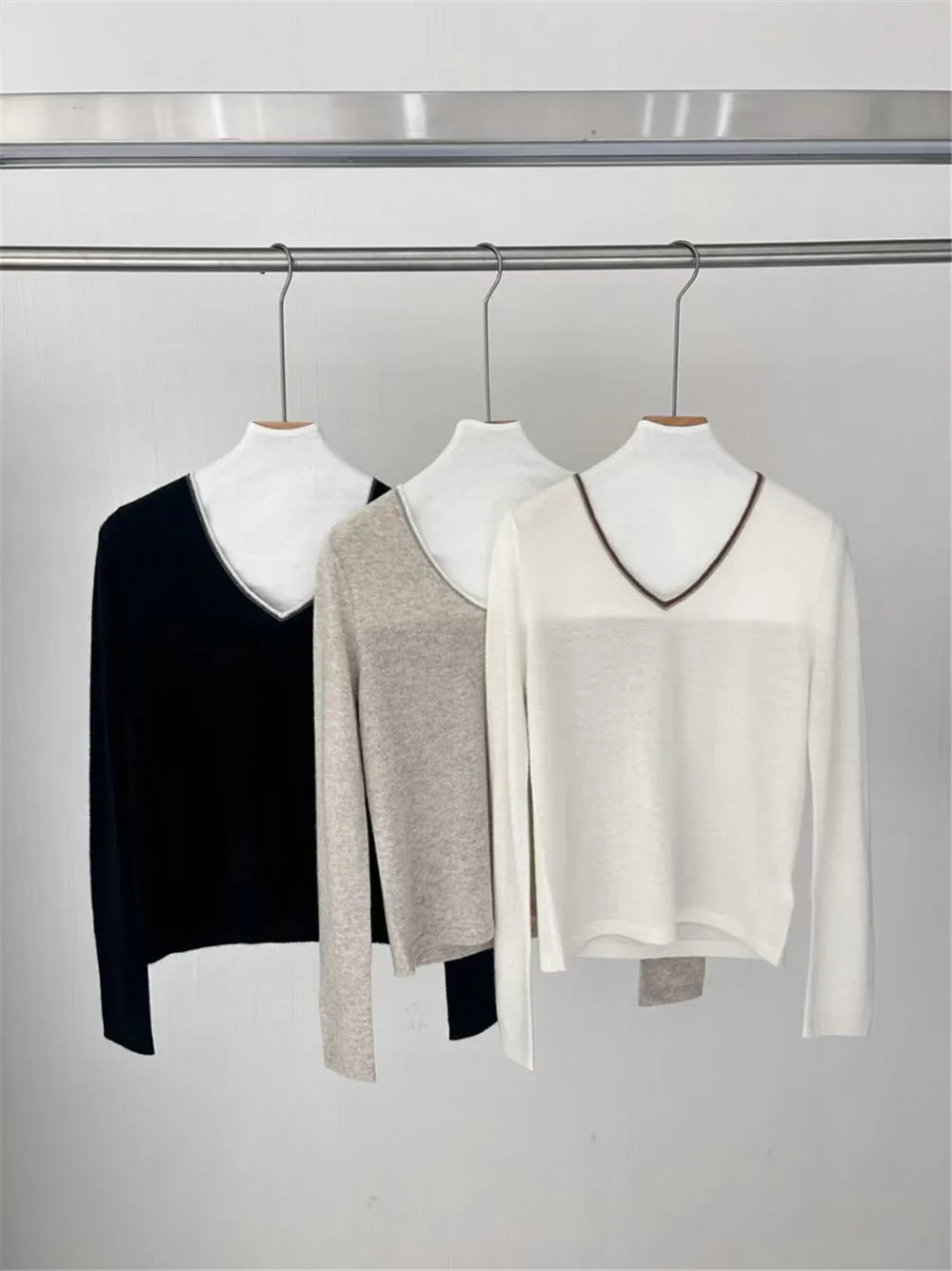 

25 Autumn/Winter New Women's V-neck Long sleeved Anti static Cashmere Heavy duty Chain Slimming Versatile Base Sweater