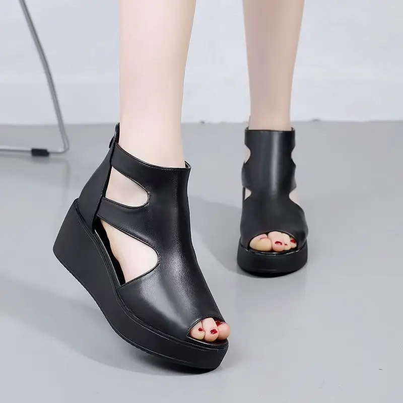 

Женские кожаные ботинки с открытым носком, новые летние ботинки на толстой подошве на танкетке, дышащие ботильоны на высоком каблуке, сандалии с высоким берцем