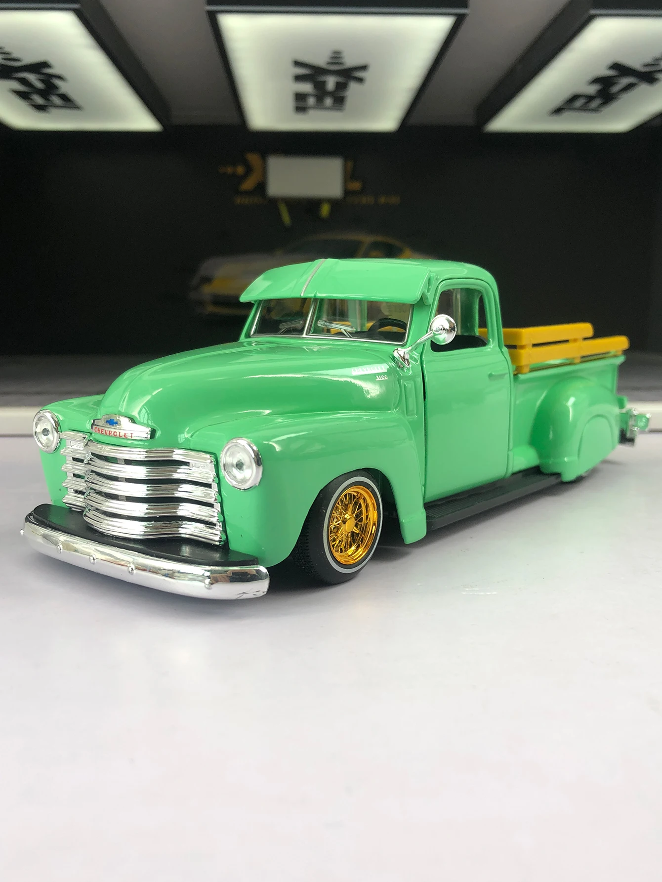 

Maisto 1:25 simulated zinc alloy 1950 Chevrolet 3100 Pick-up model car, static ornament, metal collectible gift car