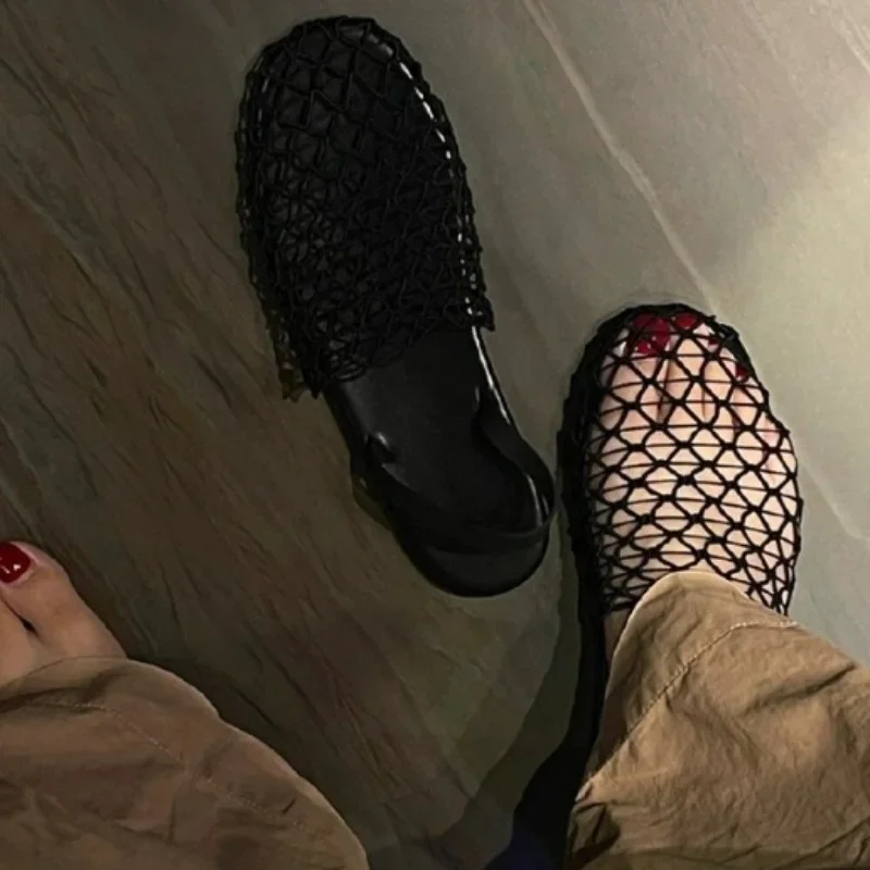 Sandalias de Punta cerrada de diseñador para mujer, zapatillas planas de rejilla huecas, Color sólido, Color negro, 2024