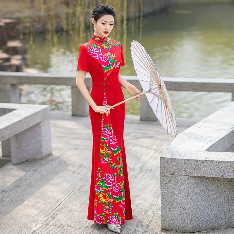 

Новинка 2025 года, улучшенное длинное платье Cheongsam в стиле ретро, северо-восточное, с большим красным цветком, модное элегантное платье Ципао для похудения